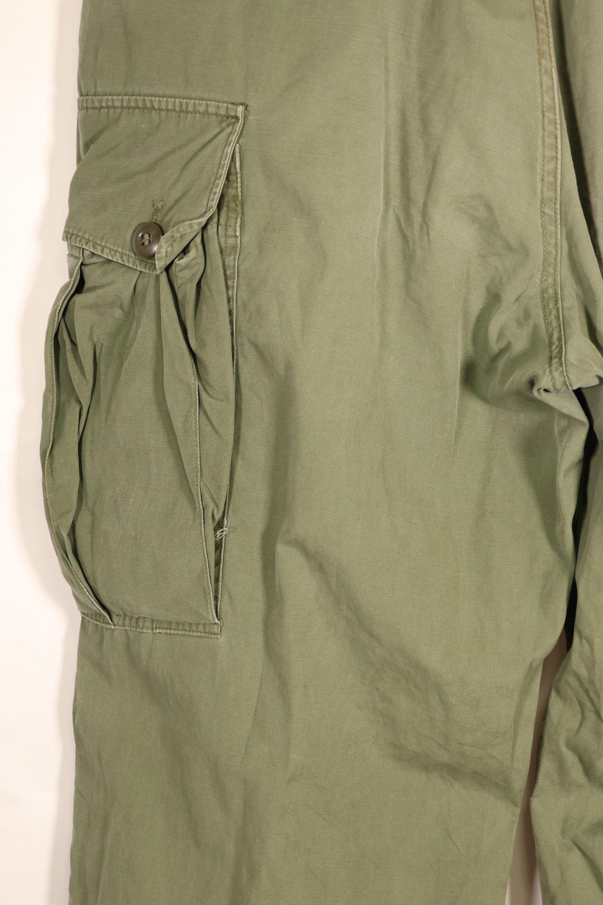สัญญาปี 1963 – คาดว่าเป็นกางเกงทหารแบบ Jungle Fatigue รุ่นที่ 1 ของ M-S – มีสีจางบางส่วน – มือสอง