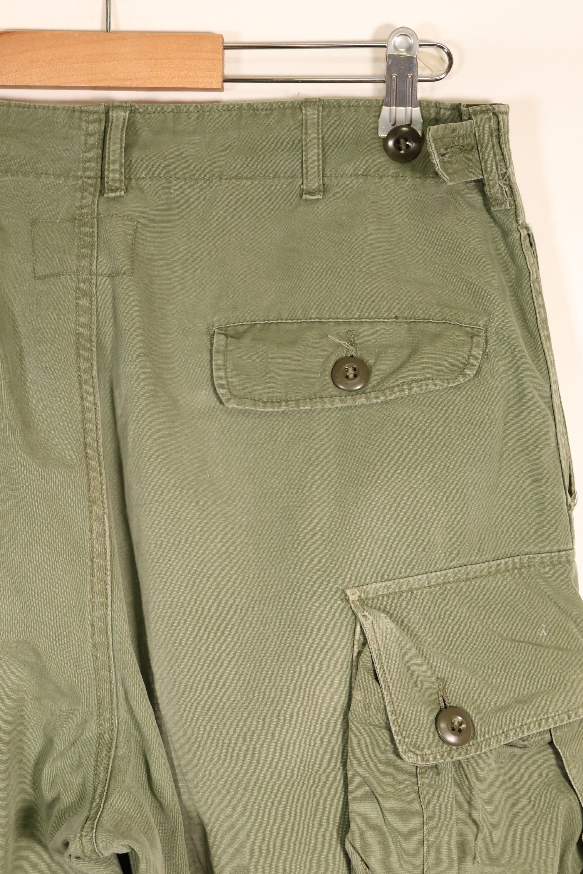 สัญญาปี 1963 – คาดว่าเป็นกางเกงทหารแบบ Jungle Fatigue รุ่นที่ 1 ของ M-S – มีสีจางบางส่วน – มือสอง