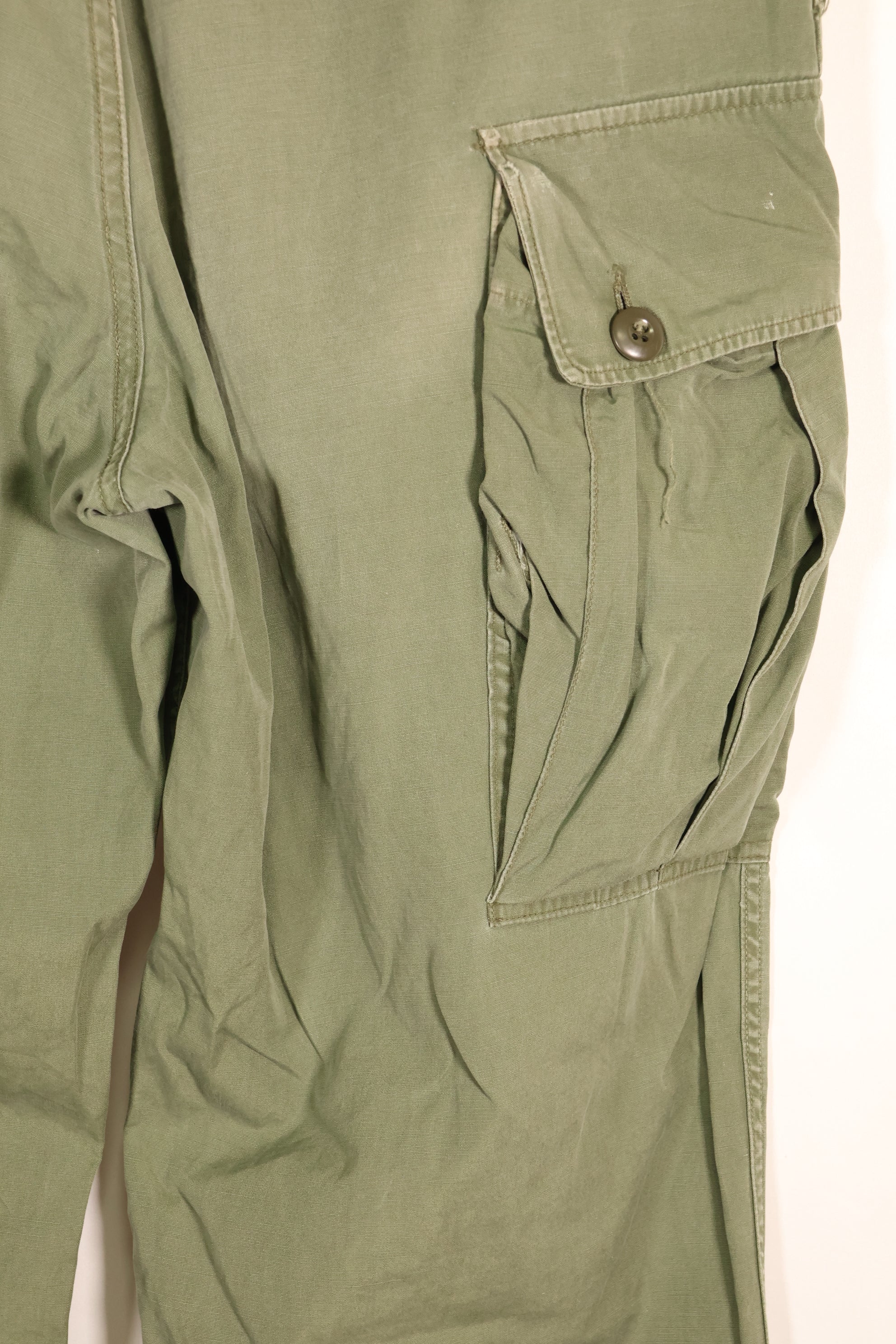 สัญญาปี 1963 – คาดว่าเป็นกางเกงทหารแบบ Jungle Fatigue รุ่นที่ 1 ของ M-S – มีสีจางบางส่วน – มือสอง