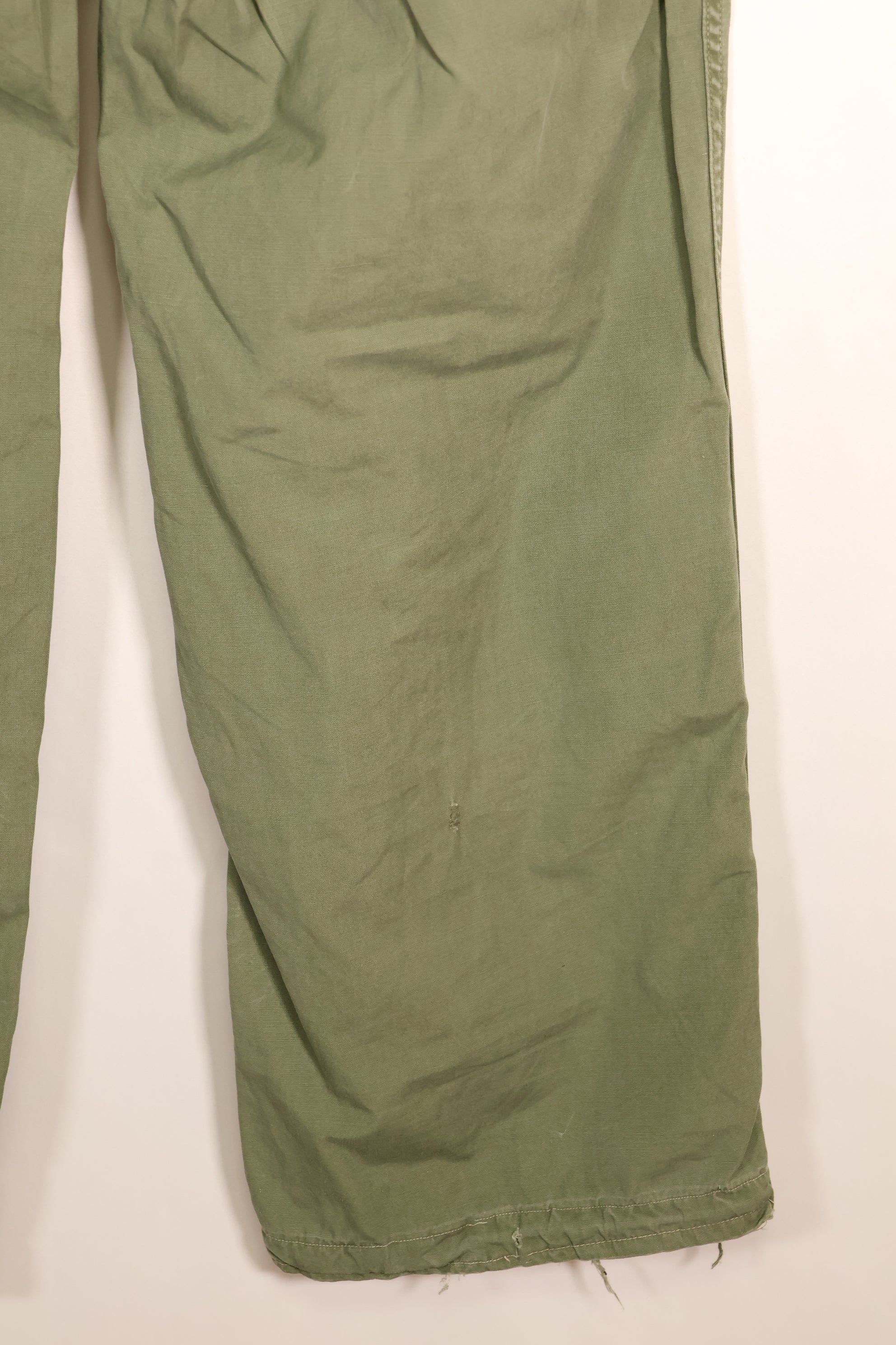 สัญญาปี 1963 – คาดว่าเป็นกางเกงทหารแบบ Jungle Fatigue รุ่นที่ 1 ของ M-S – มีสีจางบางส่วน – มือสอง