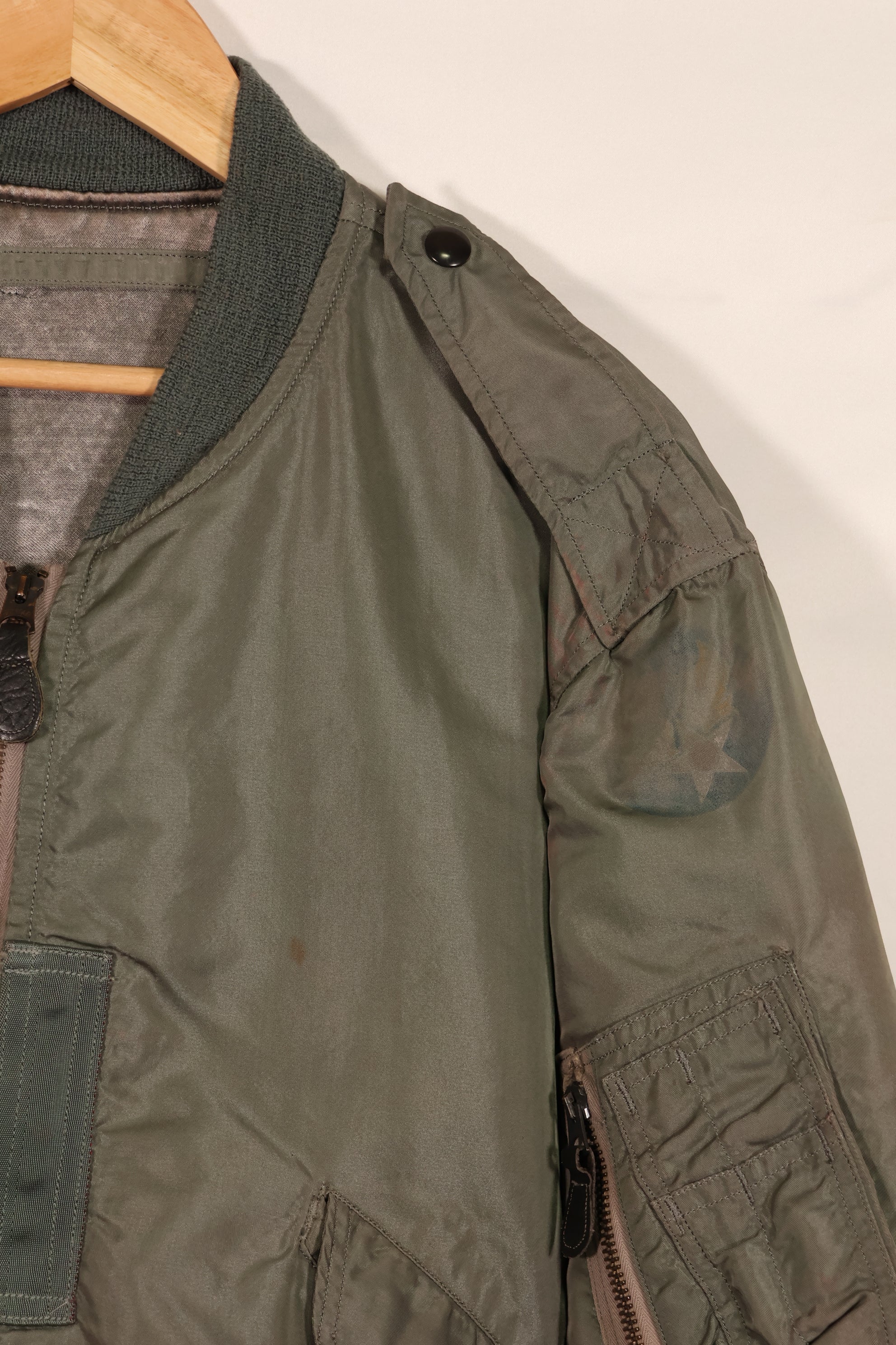 Real 1950s lot USAF L2-B flight jacket without size label, dirty and scratched, used.
