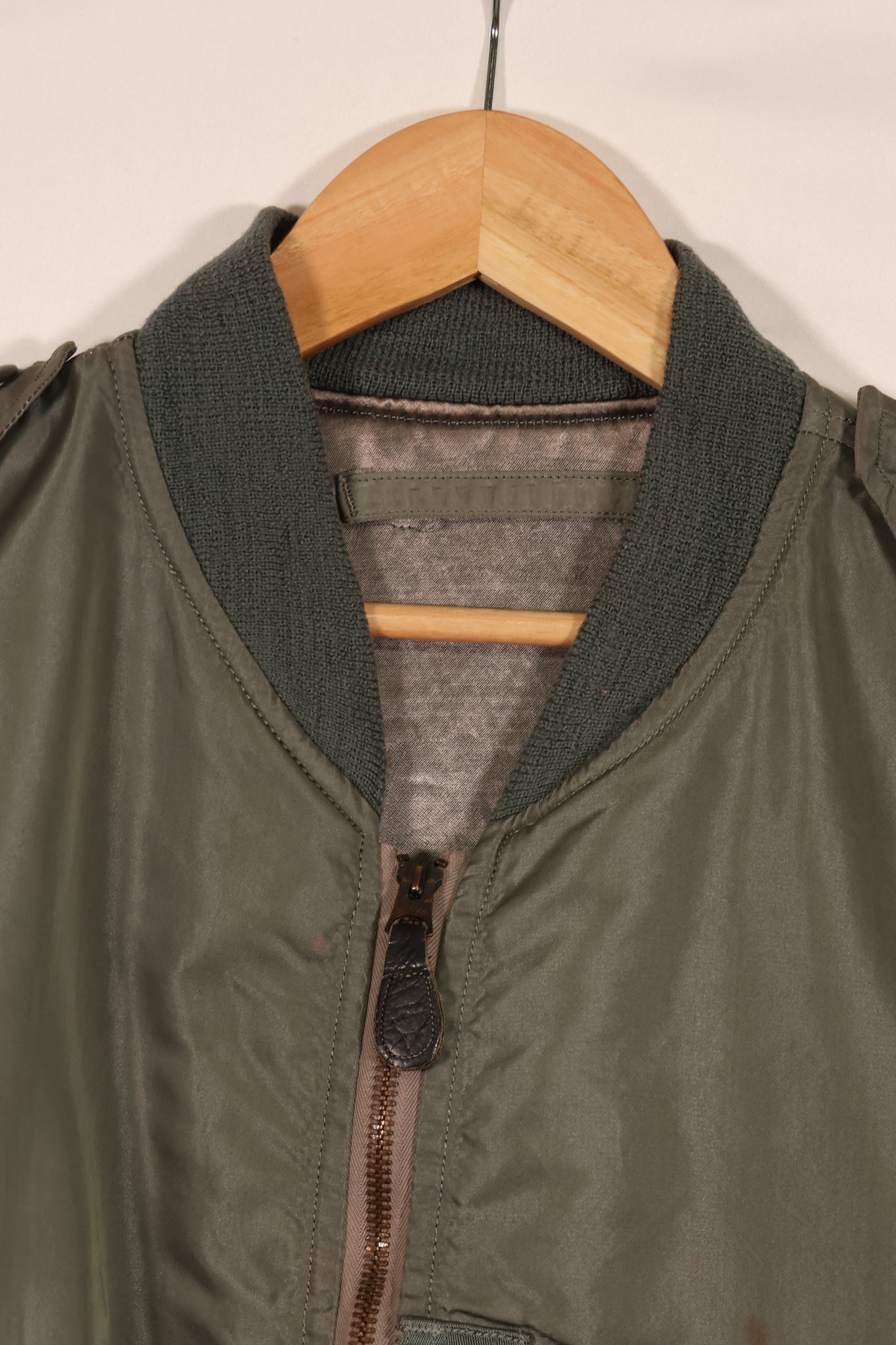 Real 1950s lot USAF L2-B flight jacket without size label, dirty and scratched, used.