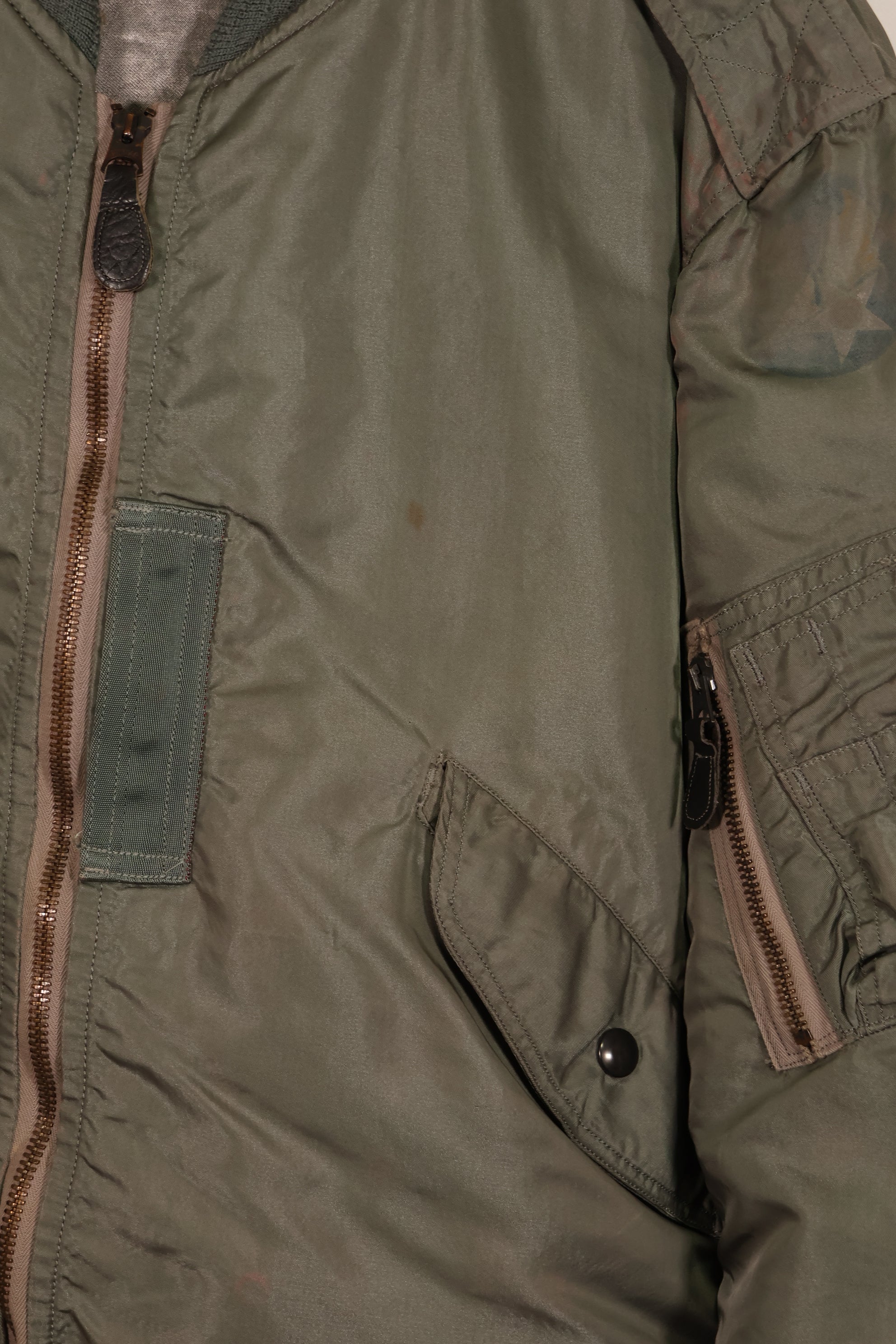 Real 1950s lot USAF L2-B flight jacket without size label, dirty and scratched, used.