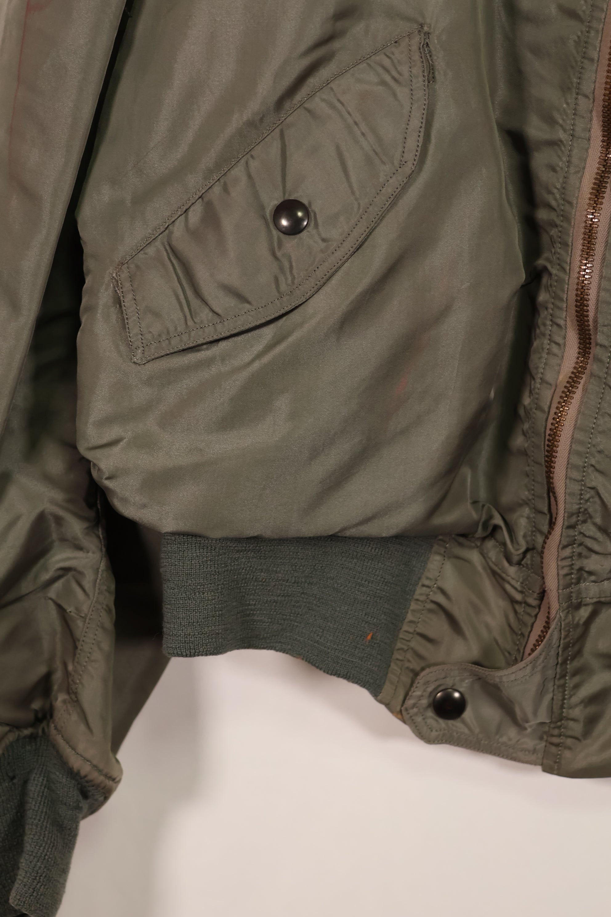 Real 1950s lot USAF L2-B flight jacket without size label, dirty and scratched, used.