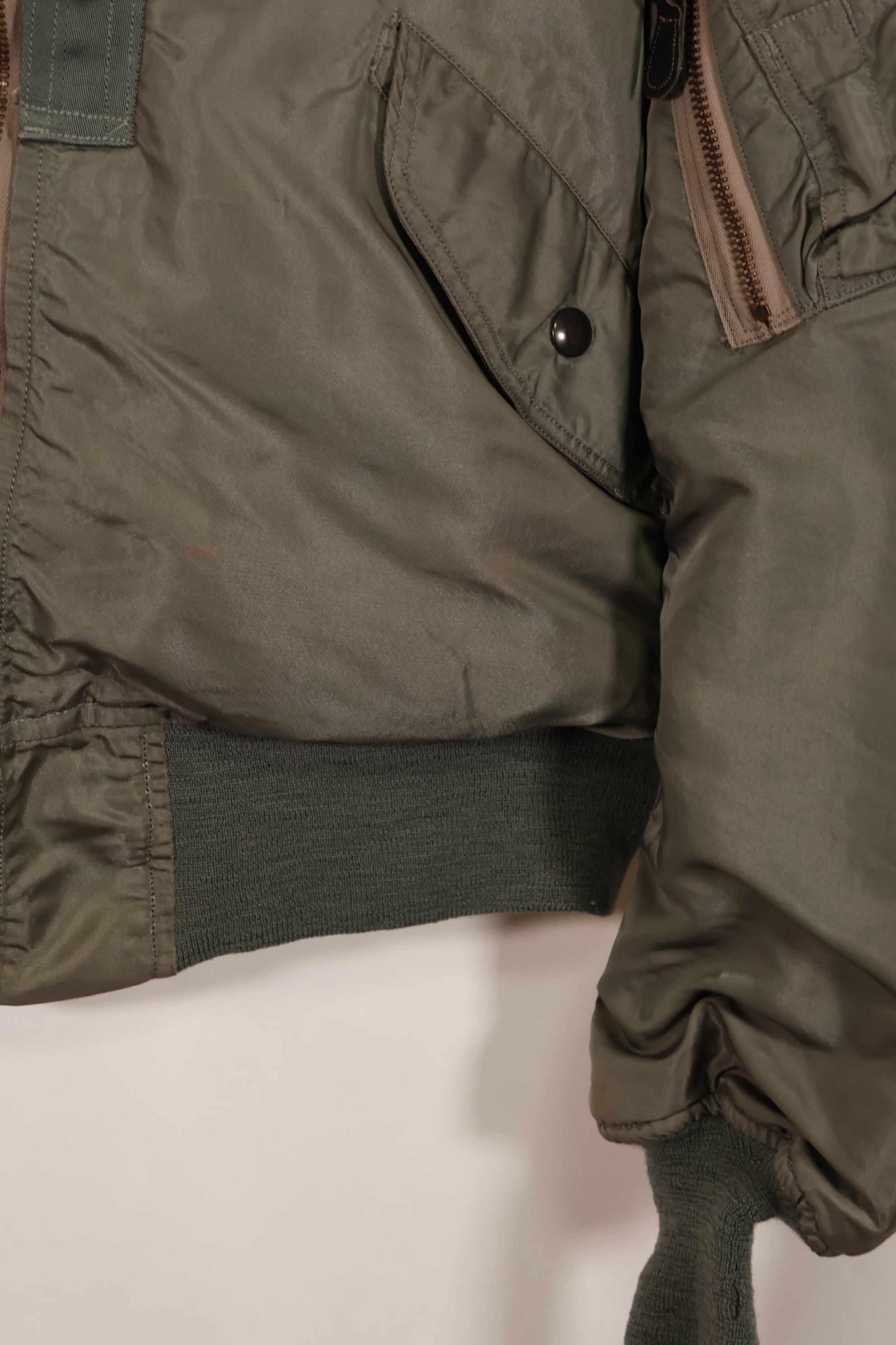 Real 1950s lot USAF L2-B flight jacket without size label, dirty and scratched, used.