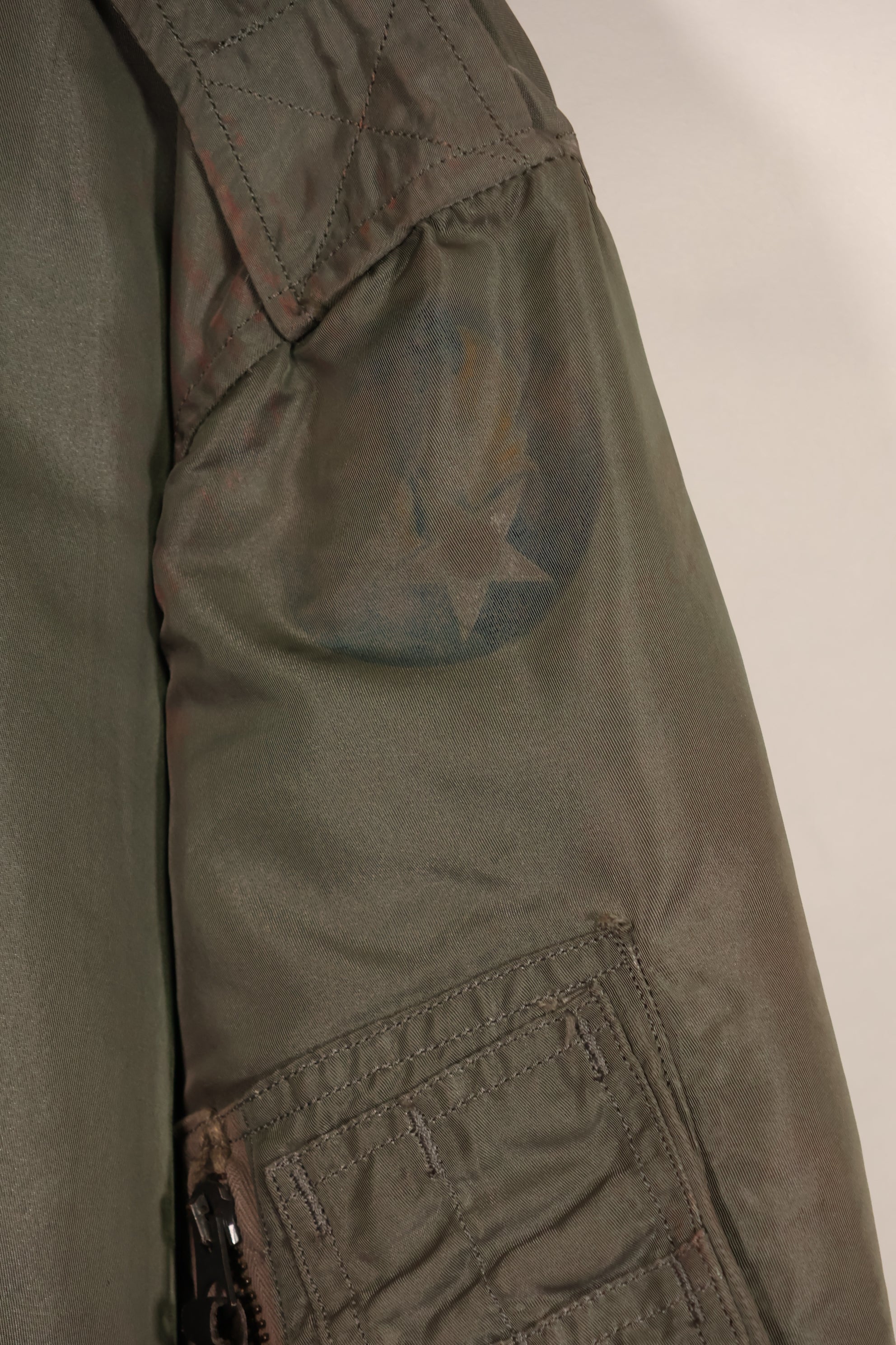 Real 1950s lot USAF L2-B flight jacket without size label, dirty and scratched, used.