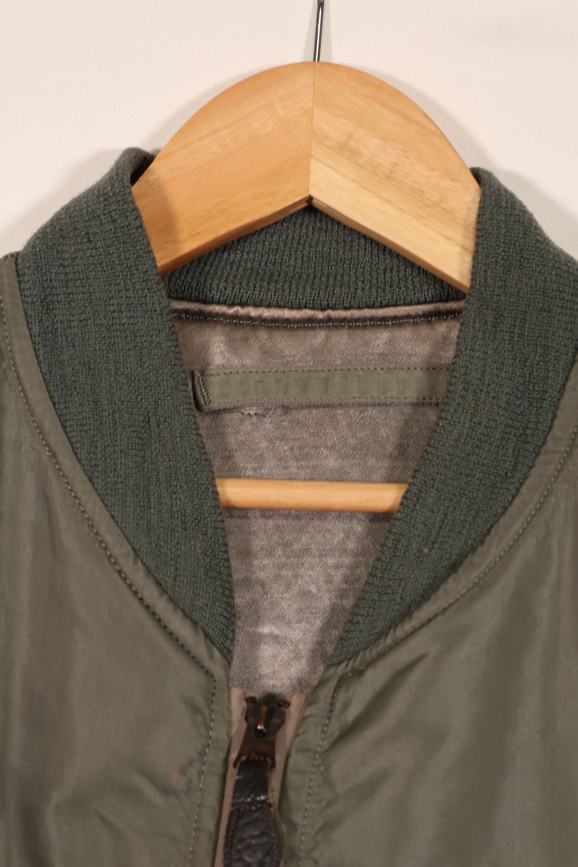 Real 1950s lot USAF L2-B flight jacket without size label, dirty and scratched, used.
