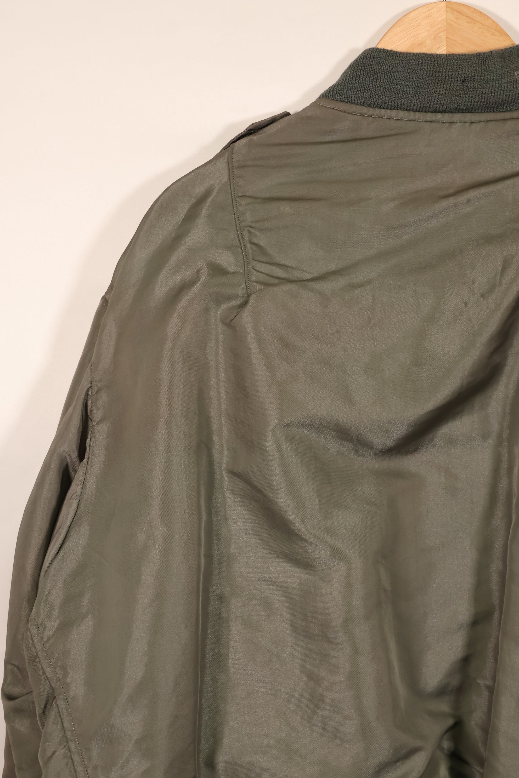 Real 1950s lot USAF L2-B flight jacket without size label, dirty and scratched, used.