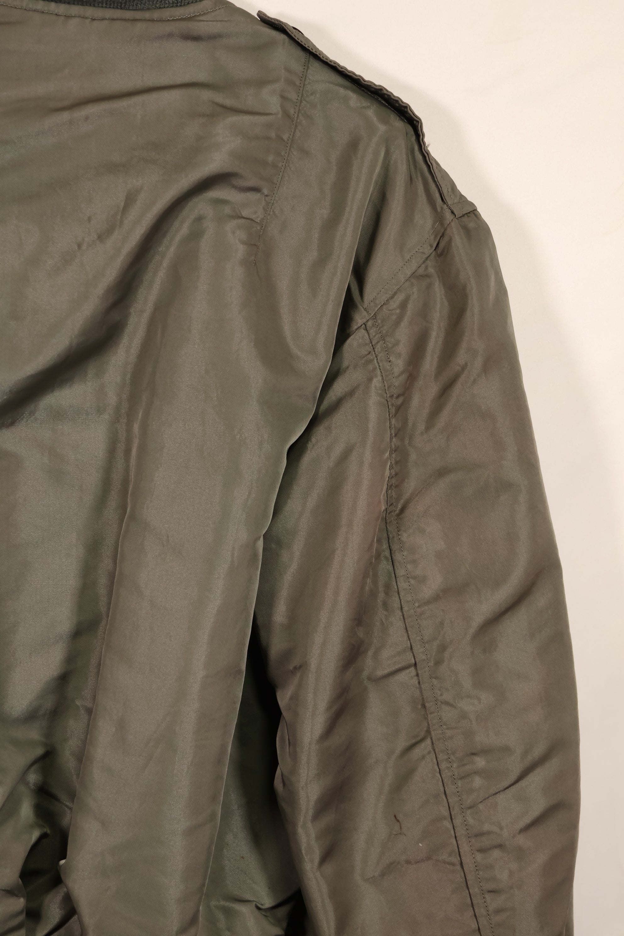 Real 1950s lot USAF L2-B flight jacket without size label, dirty and scratched, used.