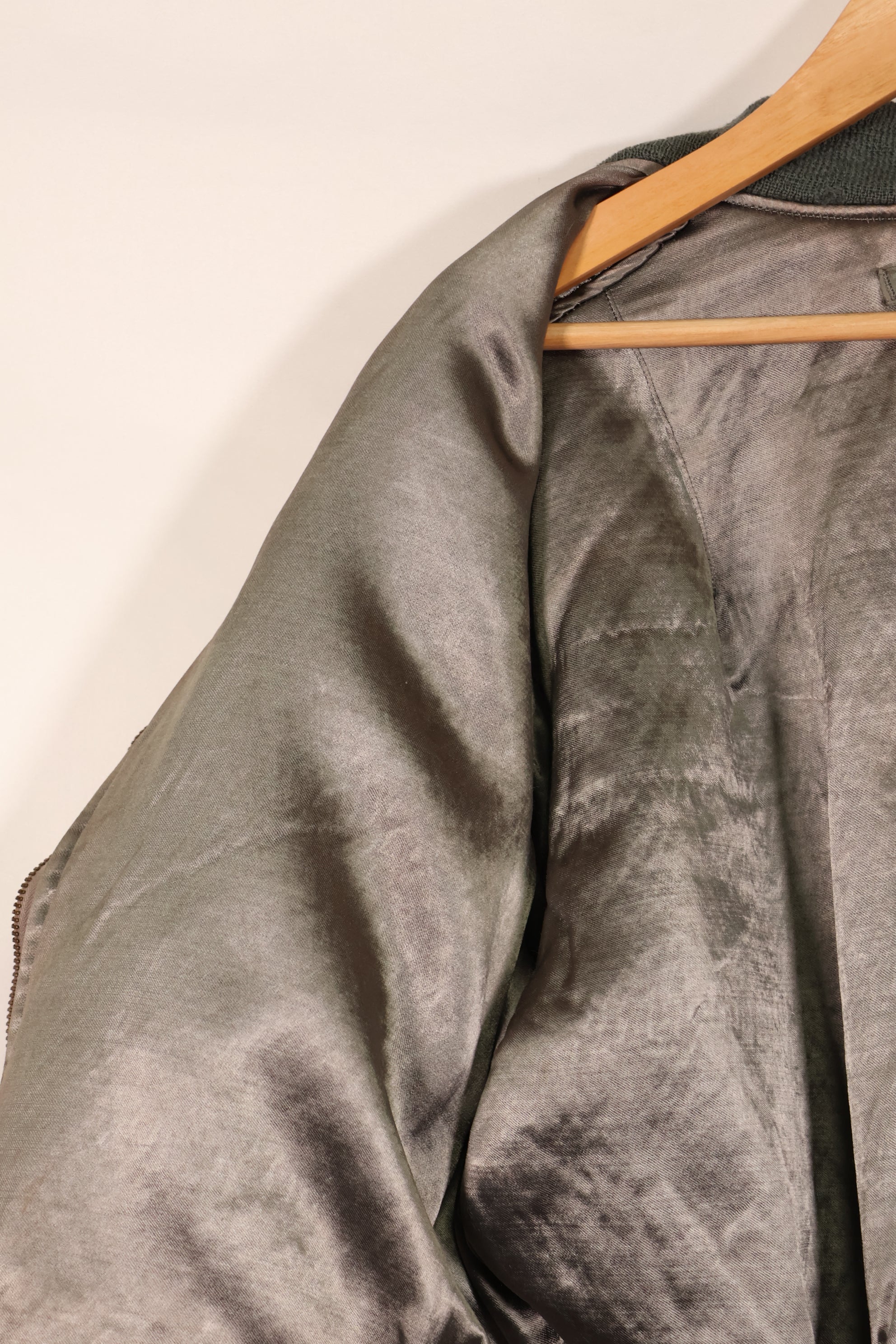 Real 1950s lot USAF L2-B flight jacket without size label, dirty and scratched, used.