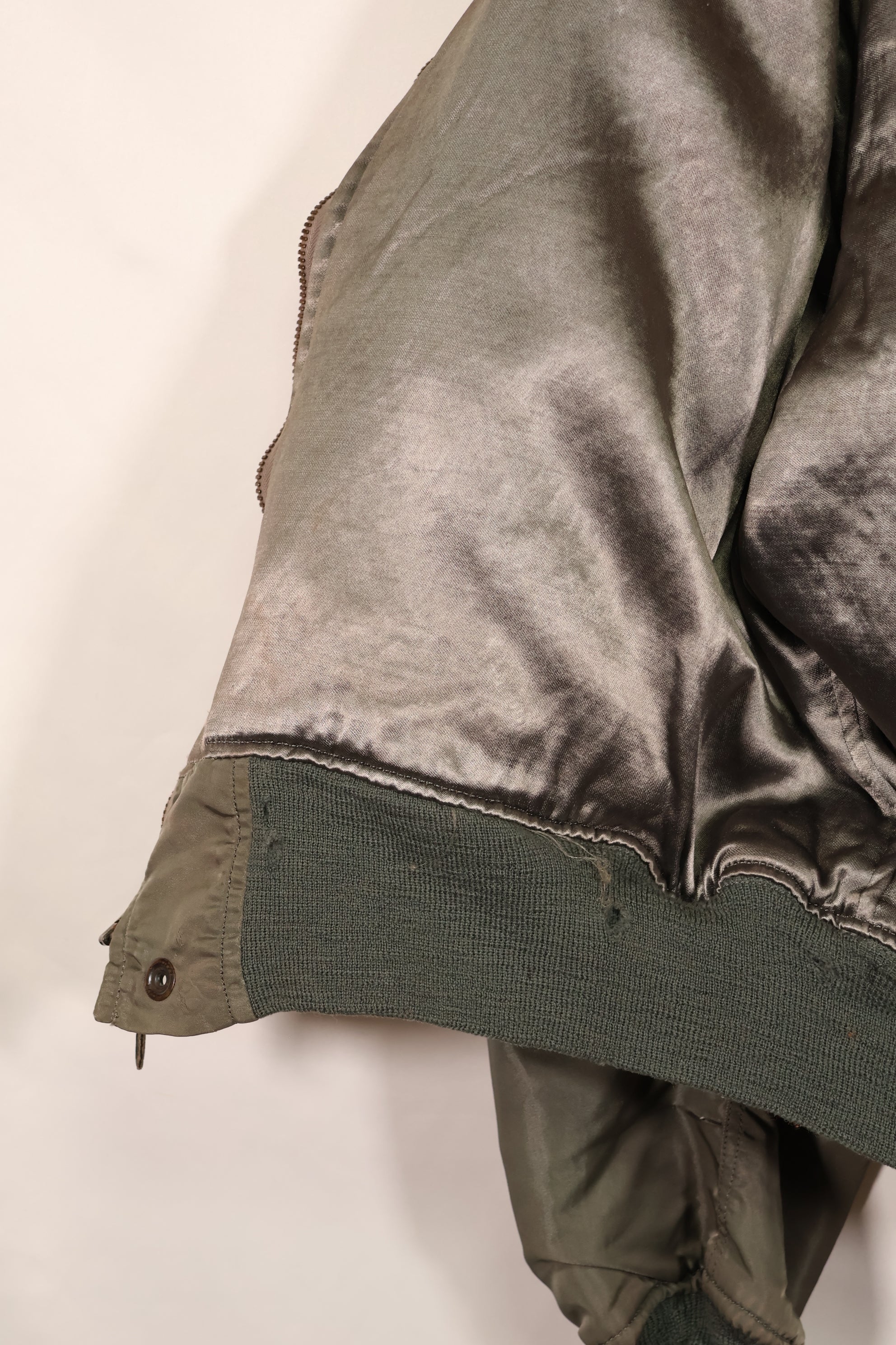 Real 1950s lot USAF L2-B flight jacket without size label, dirty and scratched, used.