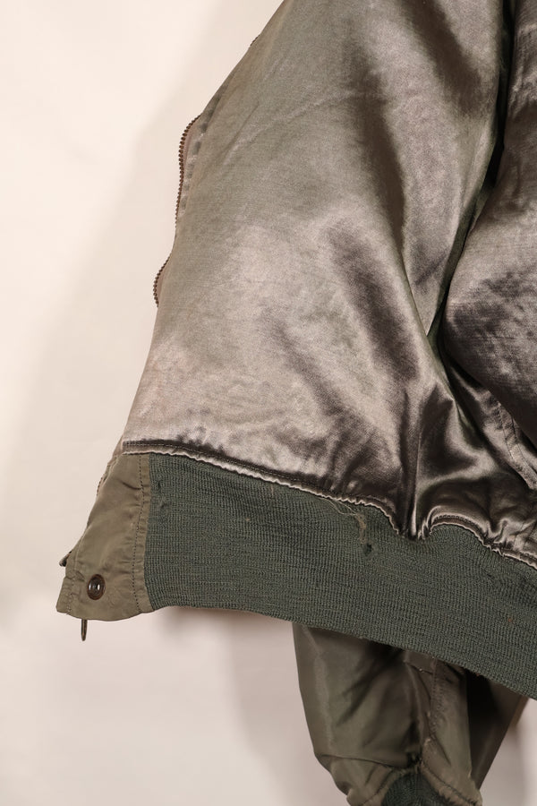 Real 1950s lot USAF L2-B flight jacket without size label, dirty and scratched, used.