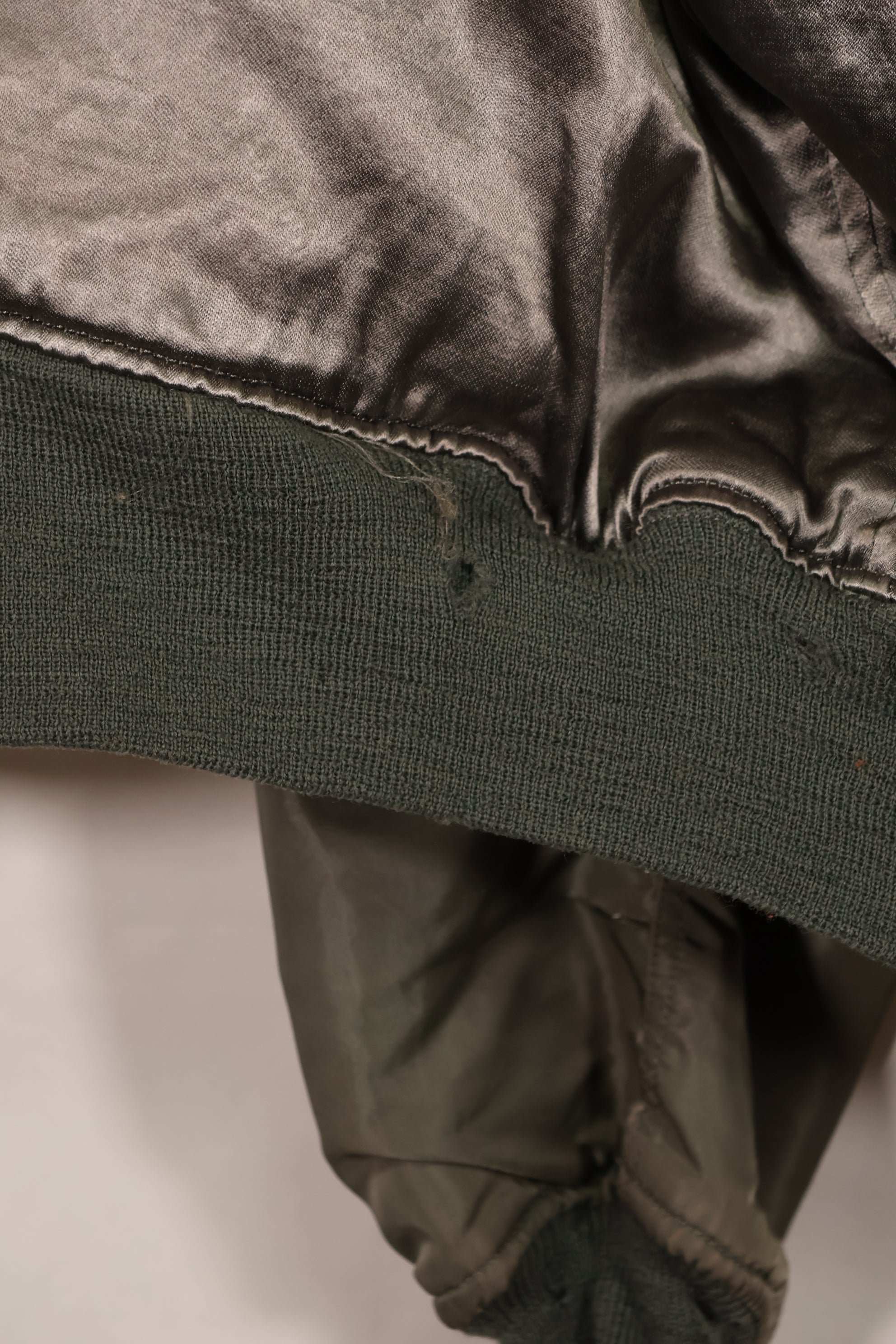Real 1950s lot USAF L2-B flight jacket without size label, dirty and scratched, used.