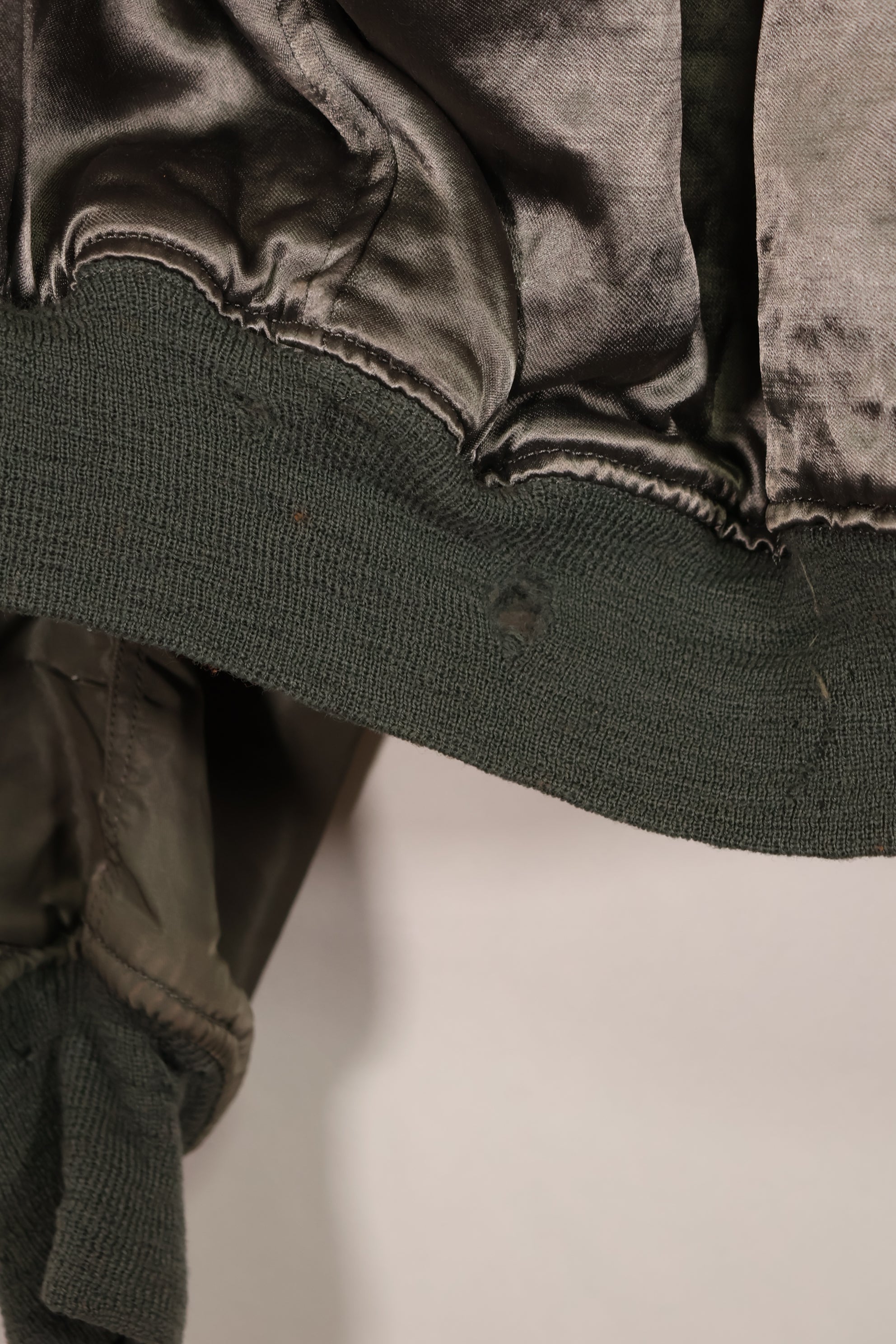 Real 1950s lot USAF L2-B flight jacket without size label, dirty and scratched, used.
