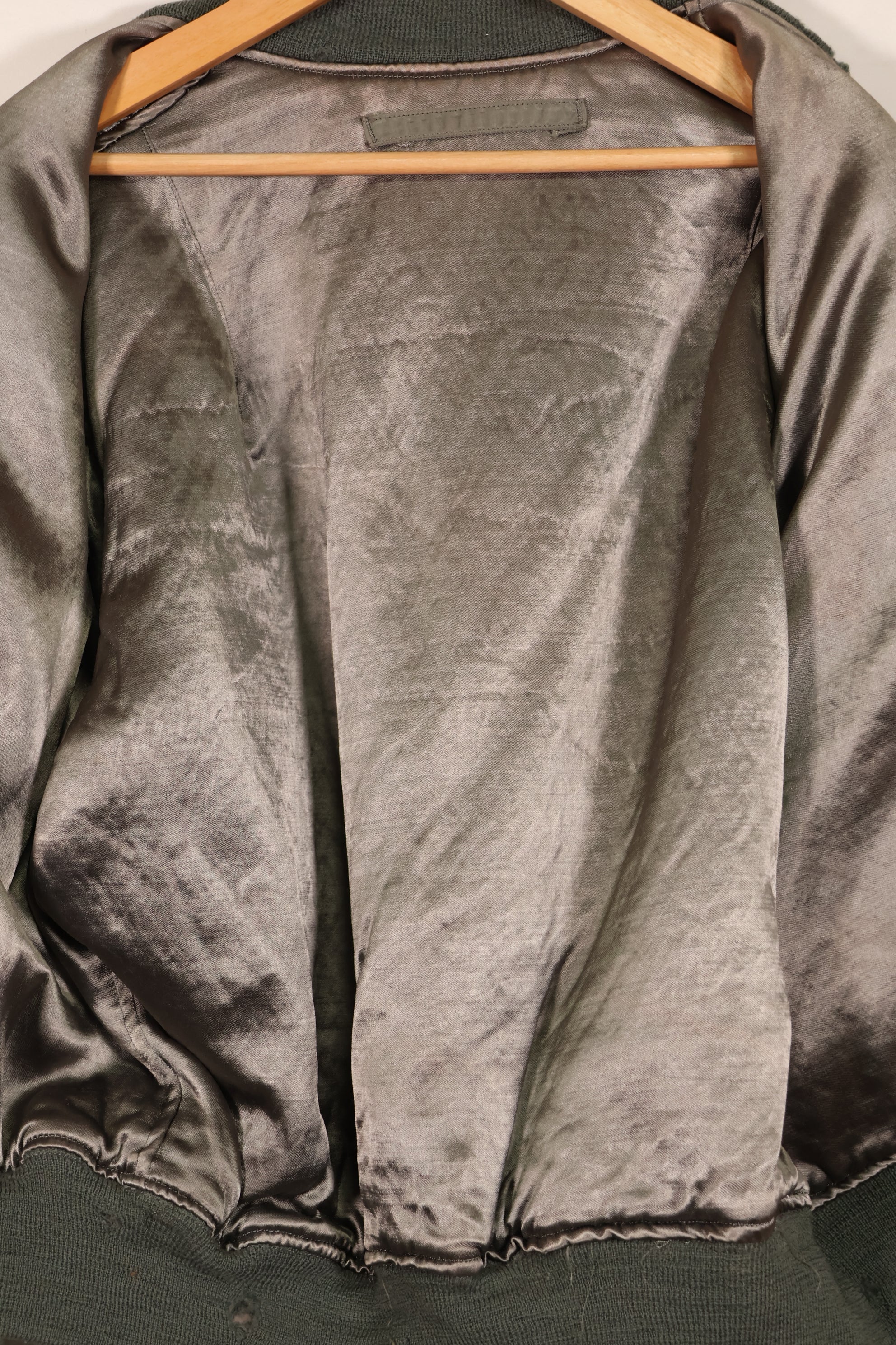 Real 1950s lot USAF L2-B flight jacket without size label, dirty and scratched, used.