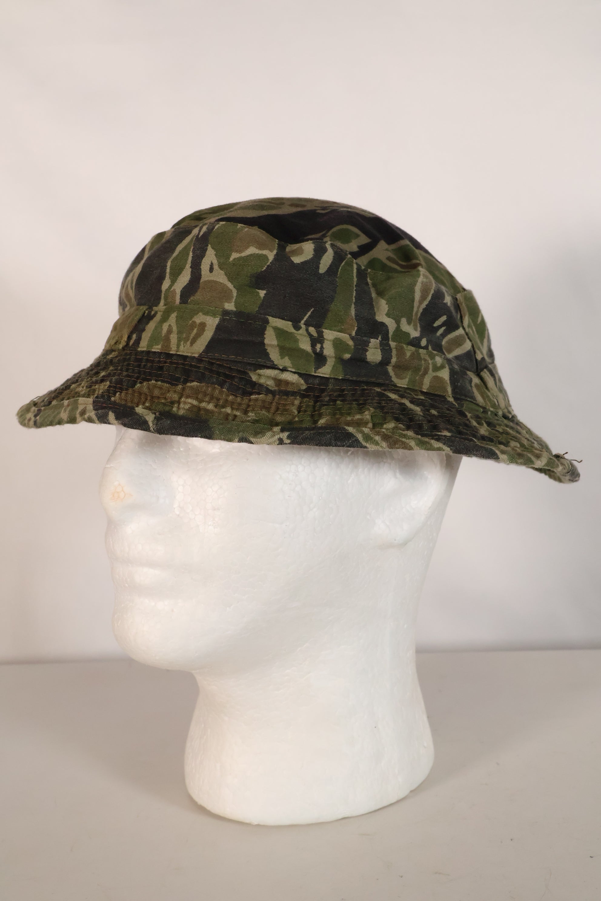 หมวก Boonie ลาย CIDG ที่ผลิตในท้องถิ่นในช่วงปลายทศวรรษ 1960