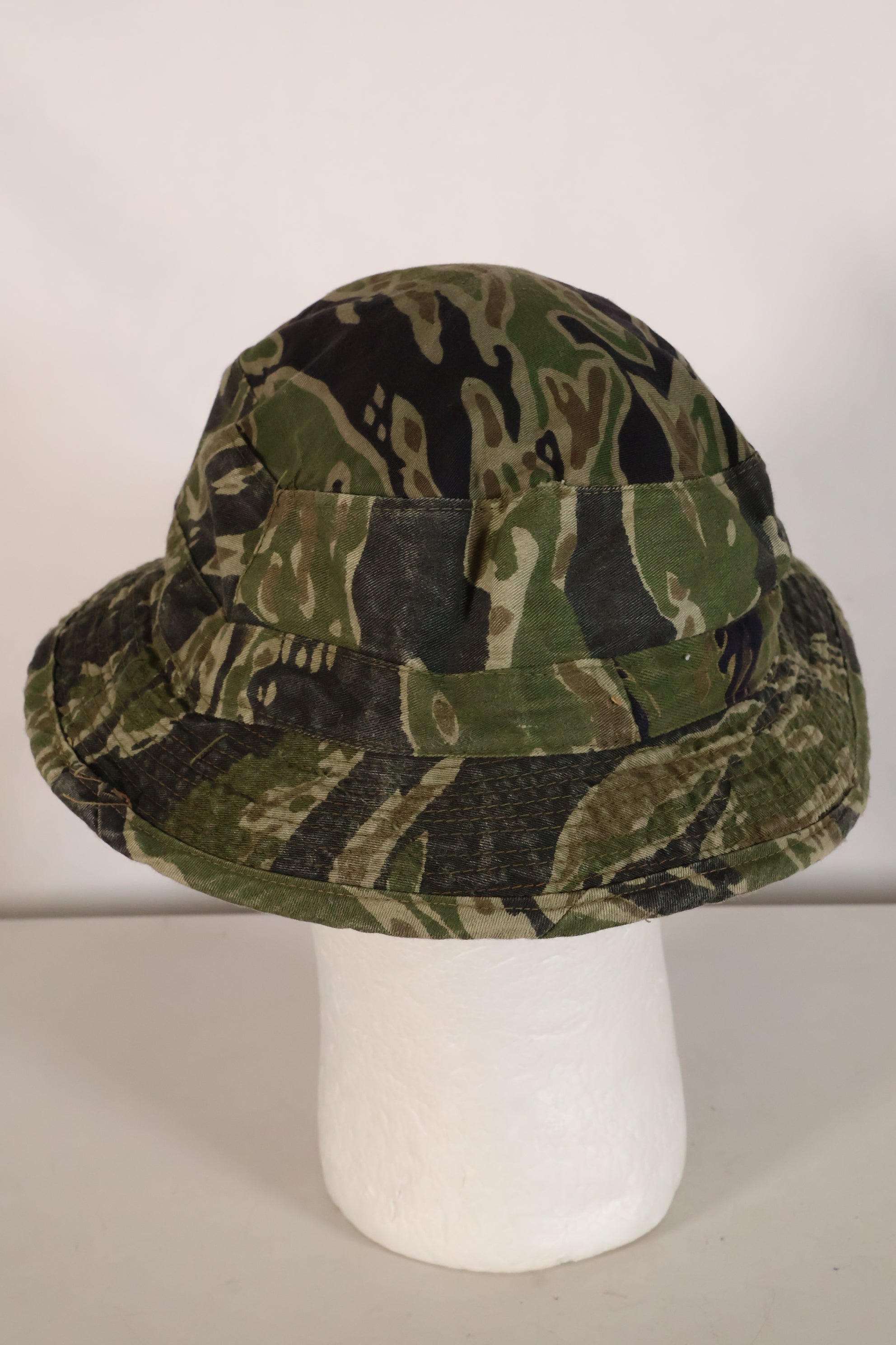 หมวก Boonie ลาย CIDG ที่ผลิตในท้องถิ่นในช่วงปลายทศวรรษ 1960