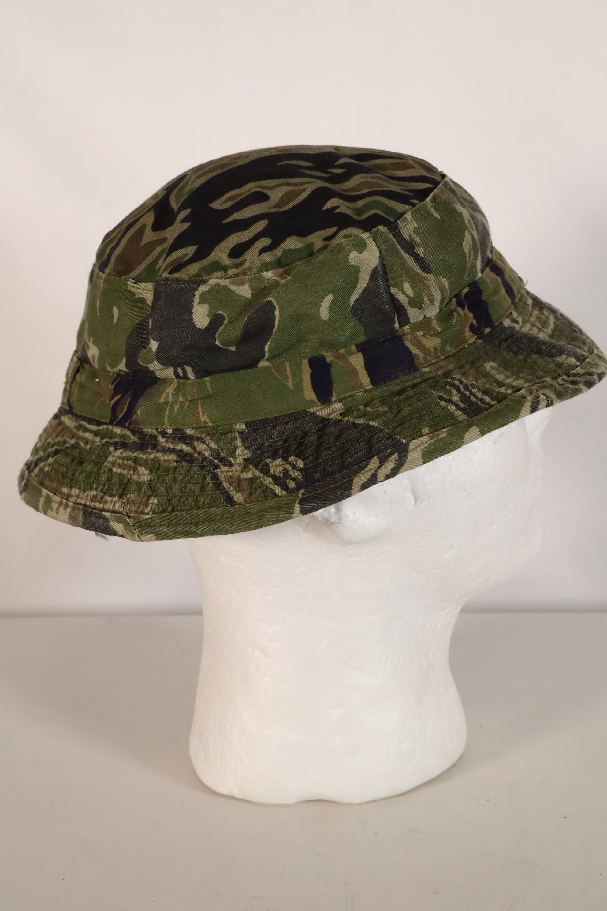 หมวก Boonie ลาย CIDG ที่ผลิตในท้องถิ่นในช่วงปลายทศวรรษ 1960