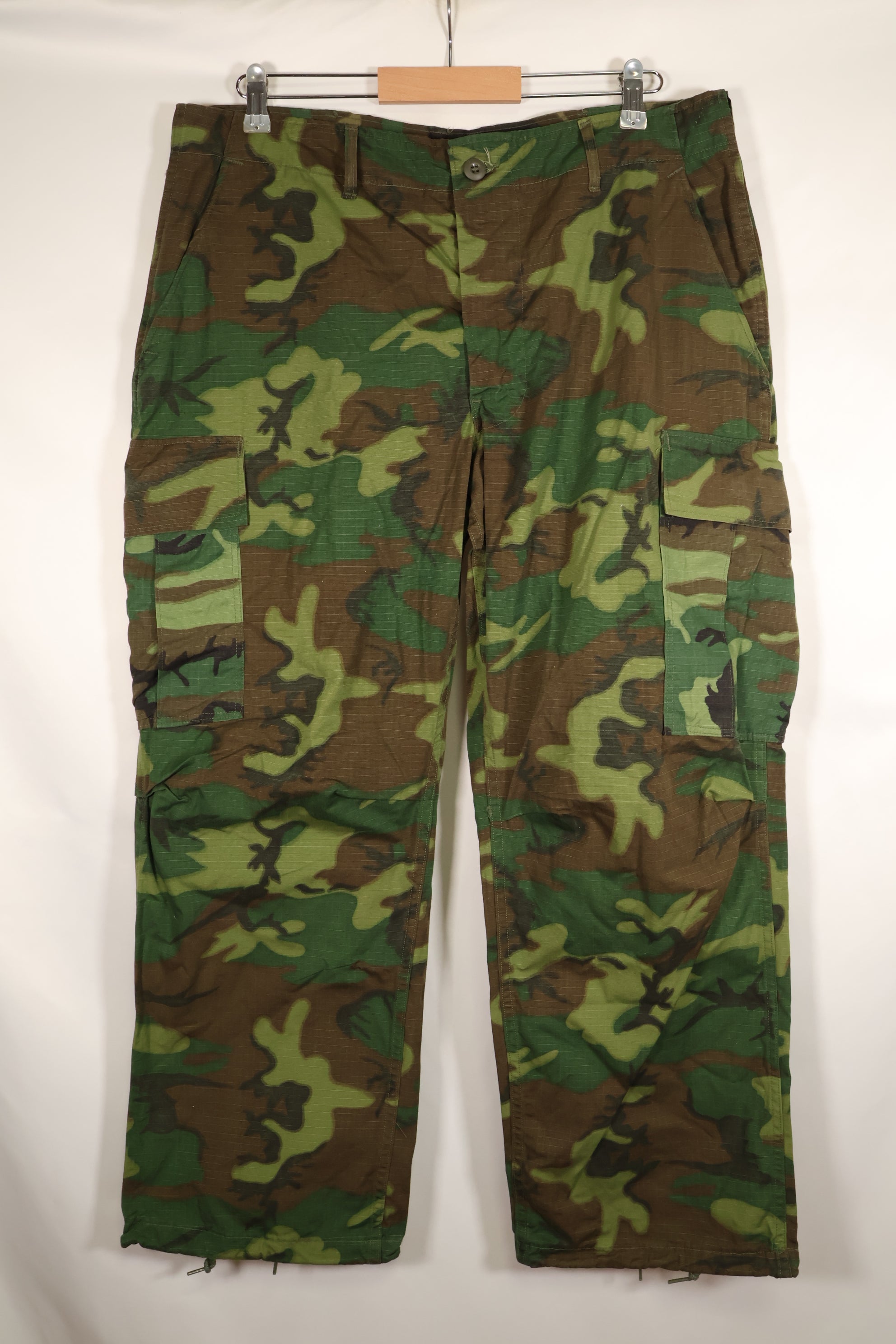 กางเกงขายาวลายพรางป่าใบไม้สีเขียวลายพราง ERDL แบบผ้า Ripstop สัญญา L-S ปี 1969 – มือสอง