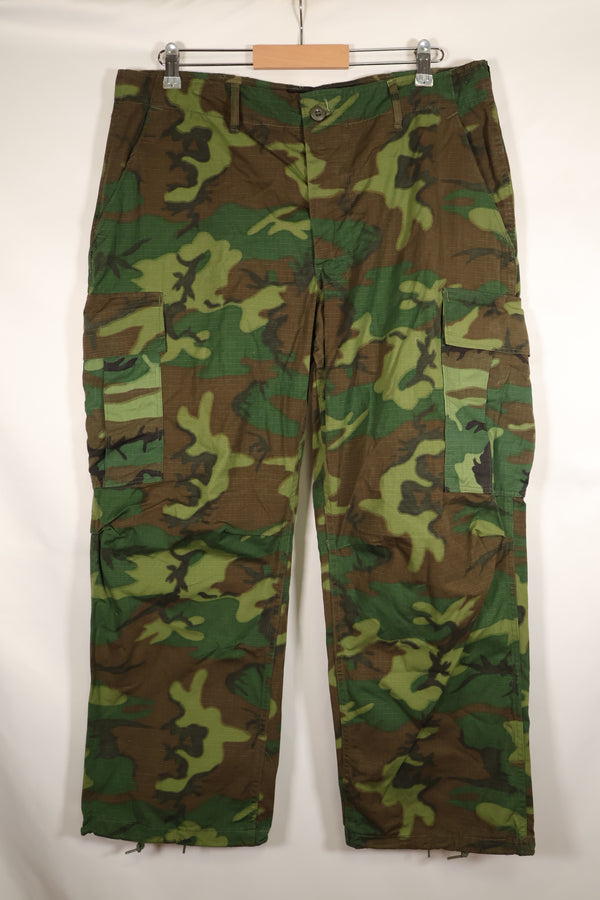 กางเกงขายาวลายพรางป่าใบไม้สีเขียวลายพราง ERDL แบบผ้า Ripstop สัญญา L-S ปี 1969 – มือสอง