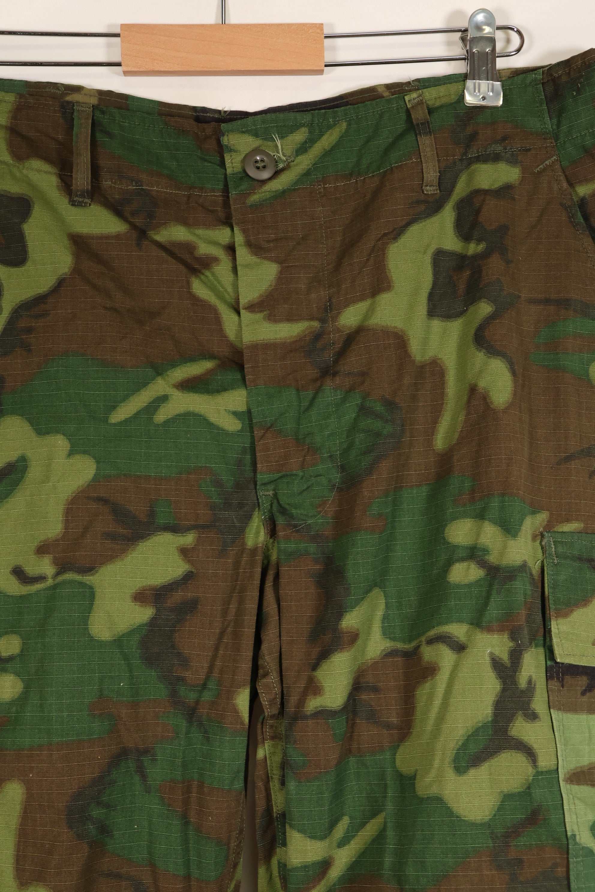 กางเกงขายาวลายพรางป่าใบไม้สีเขียวลายพราง ERDL แบบผ้า Ripstop สัญญา L-S ปี 1969 – มือสอง