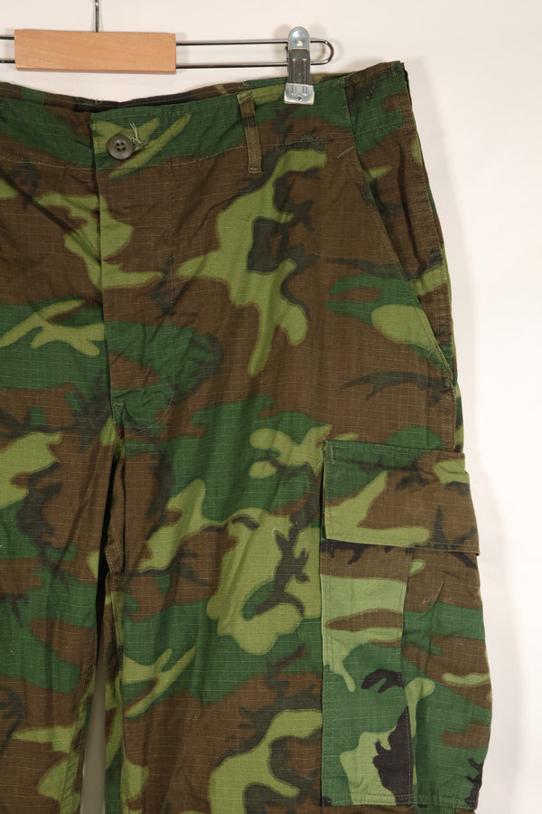 กางเกงขายาวลายพรางป่าใบไม้สีเขียวลายพราง ERDL แบบผ้า Ripstop สัญญา L-S ปี 1969 – มือสอง