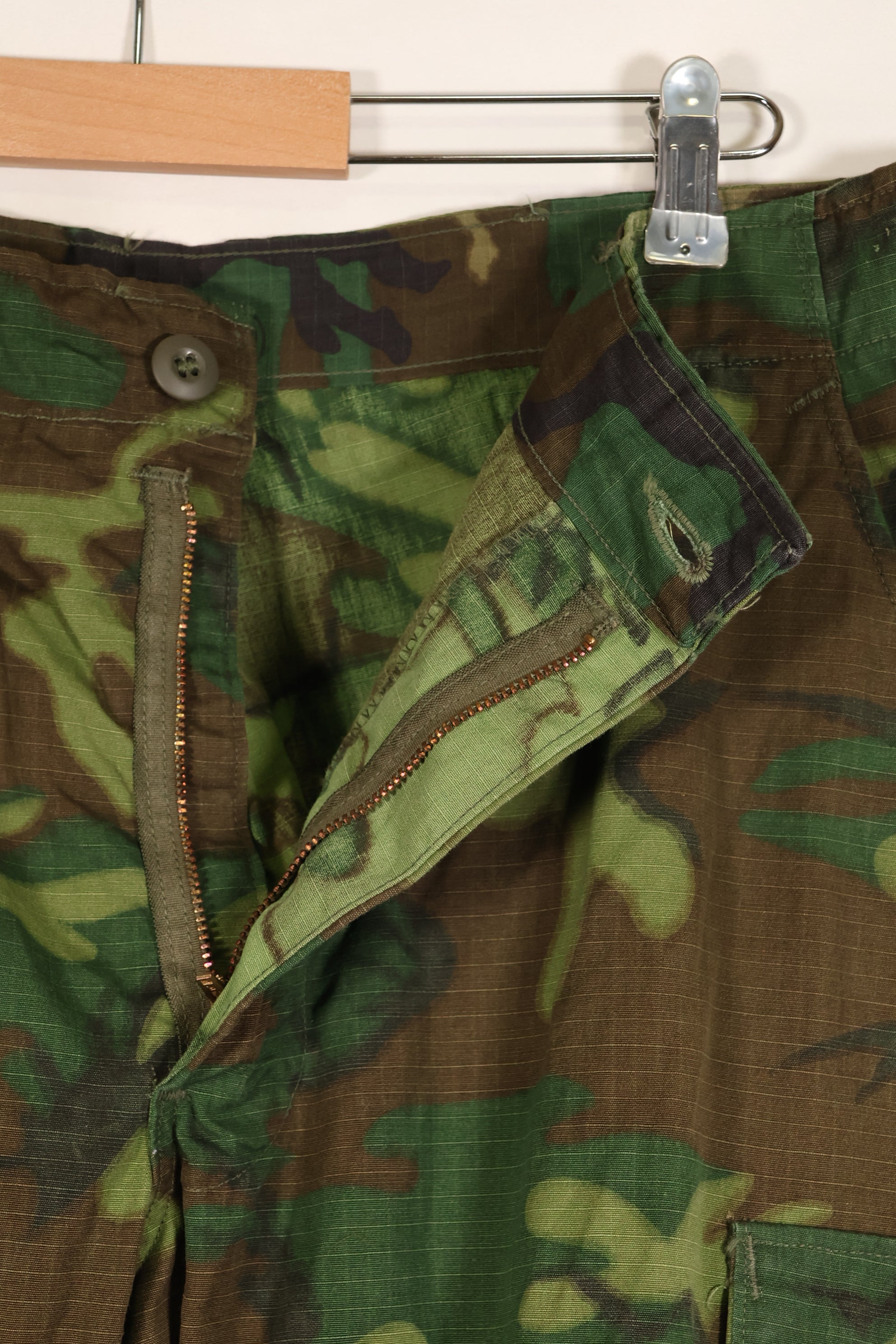 กางเกงขายาวลายพรางป่าใบไม้สีเขียวลายพราง ERDL แบบผ้า Ripstop สัญญา L-S ปี 1969 – มือสอง
