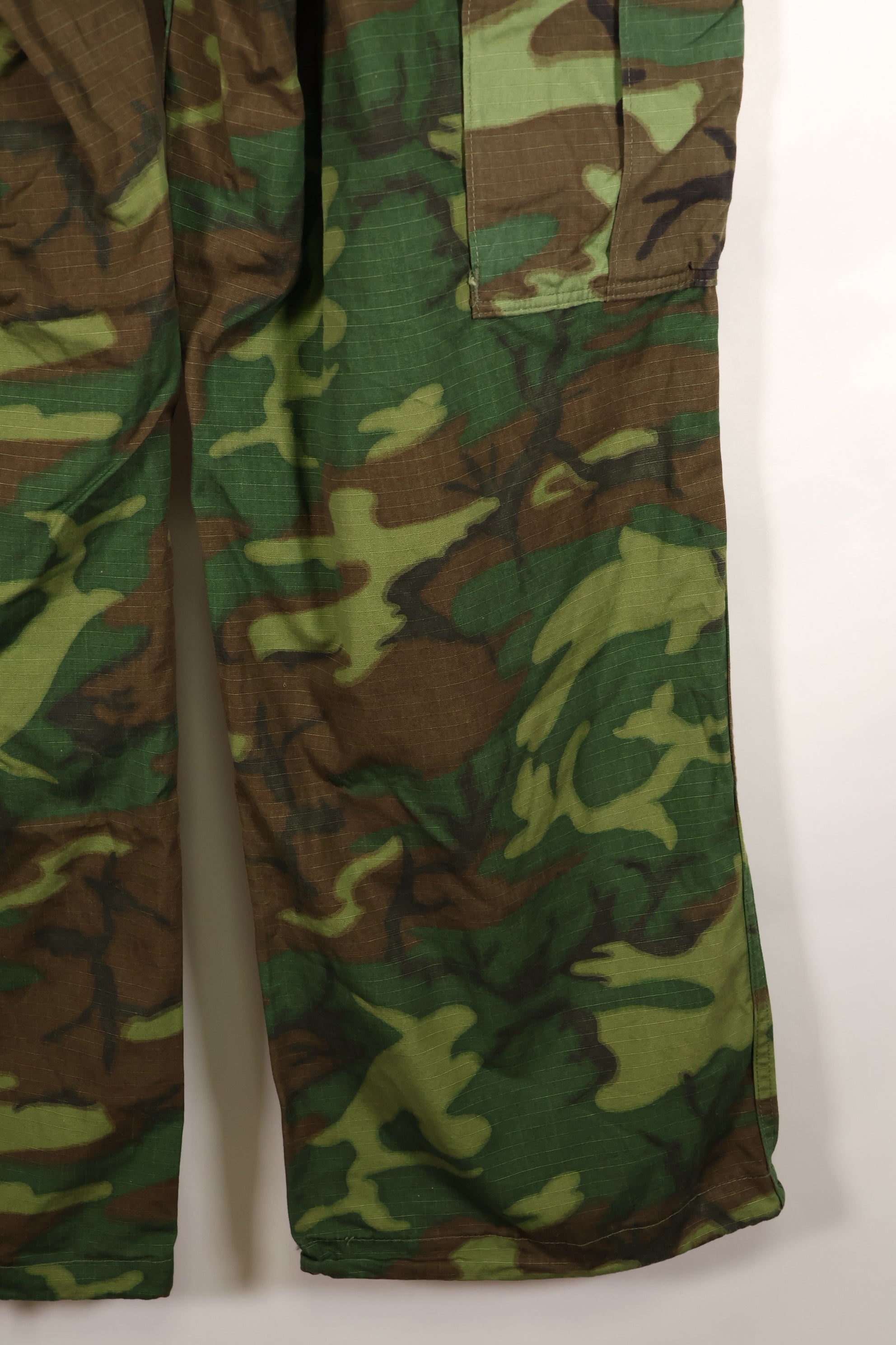 กางเกงขายาวลายพรางป่าใบไม้สีเขียวลายพราง ERDL แบบผ้า Ripstop สัญญา L-S ปี 1969 – มือสอง