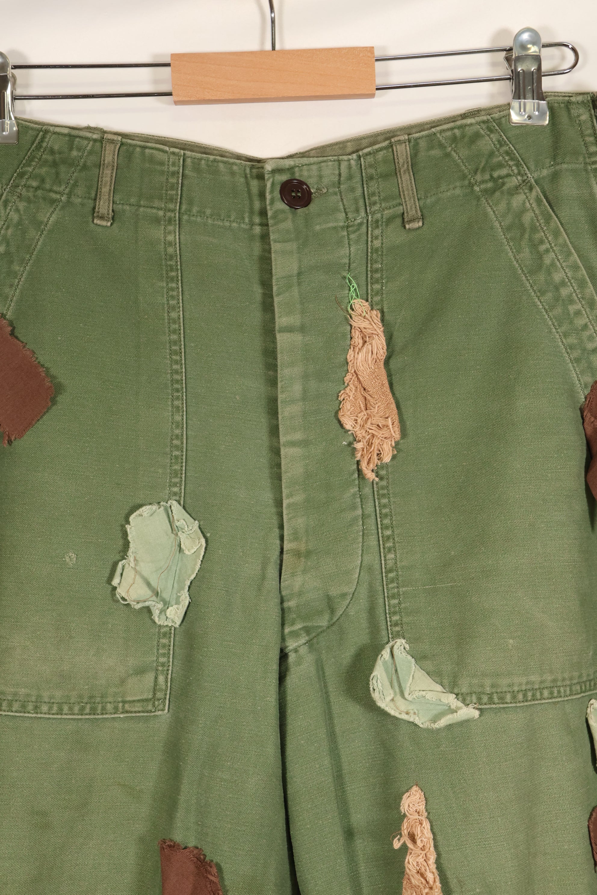 กางเกงยูทิลิตี้ MEDIUM OG-107 รุ่นต้นปี 1960, ประเภท I Baker Trousers, ลายพราง, ปรับเปลี่ยนสำหรับการใช้งานซุ่มยิง