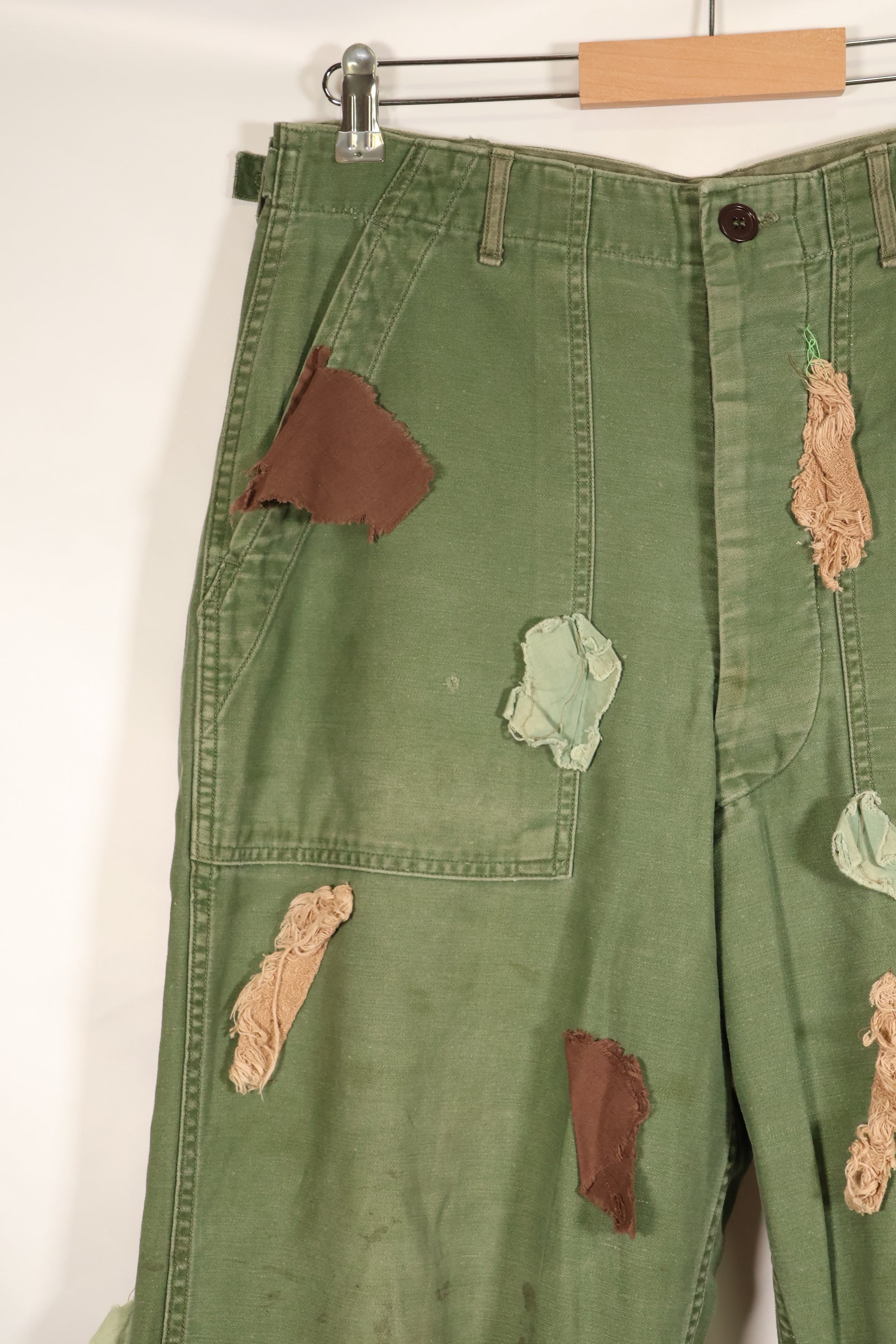 กางเกงยูทิลิตี้ MEDIUM OG-107 รุ่นต้นปี 1960, ประเภท I Baker Trousers, ลายพราง, ปรับเปลี่ยนสำหรับการใช้งานซุ่มยิง