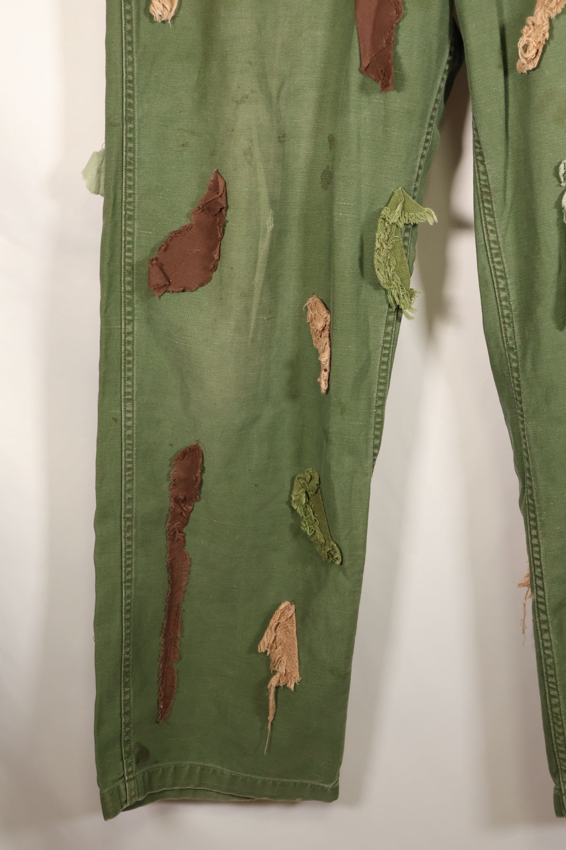 กางเกงยูทิลิตี้ MEDIUM OG-107 รุ่นต้นปี 1960, ประเภท I Baker Trousers, ลายพราง, ปรับเปลี่ยนสำหรับการใช้งานซุ่มยิง