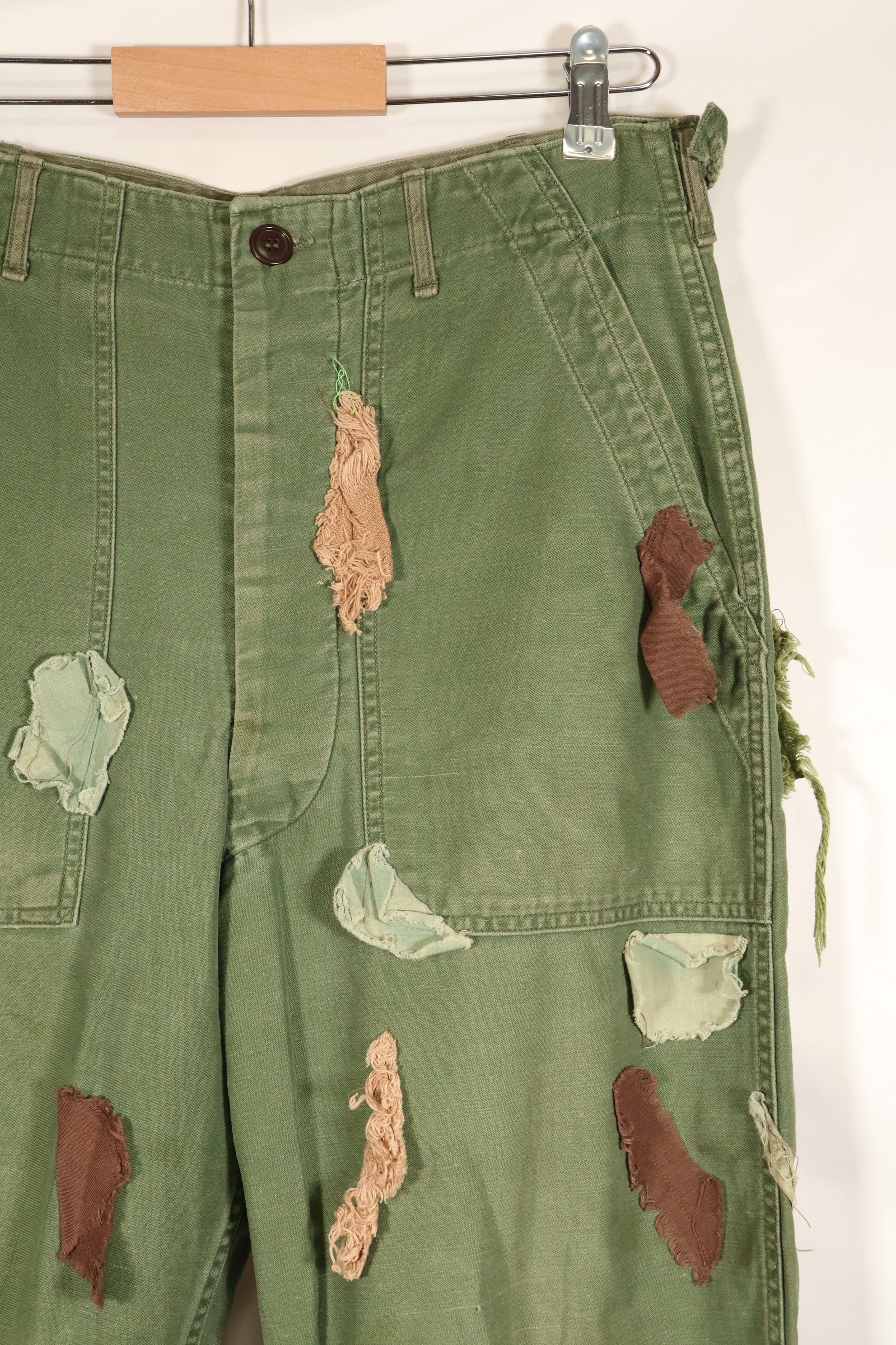 กางเกงยูทิลิตี้ MEDIUM OG-107 รุ่นต้นปี 1960, ประเภท I Baker Trousers, ลายพราง, ปรับเปลี่ยนสำหรับการใช้งานซุ่มยิง