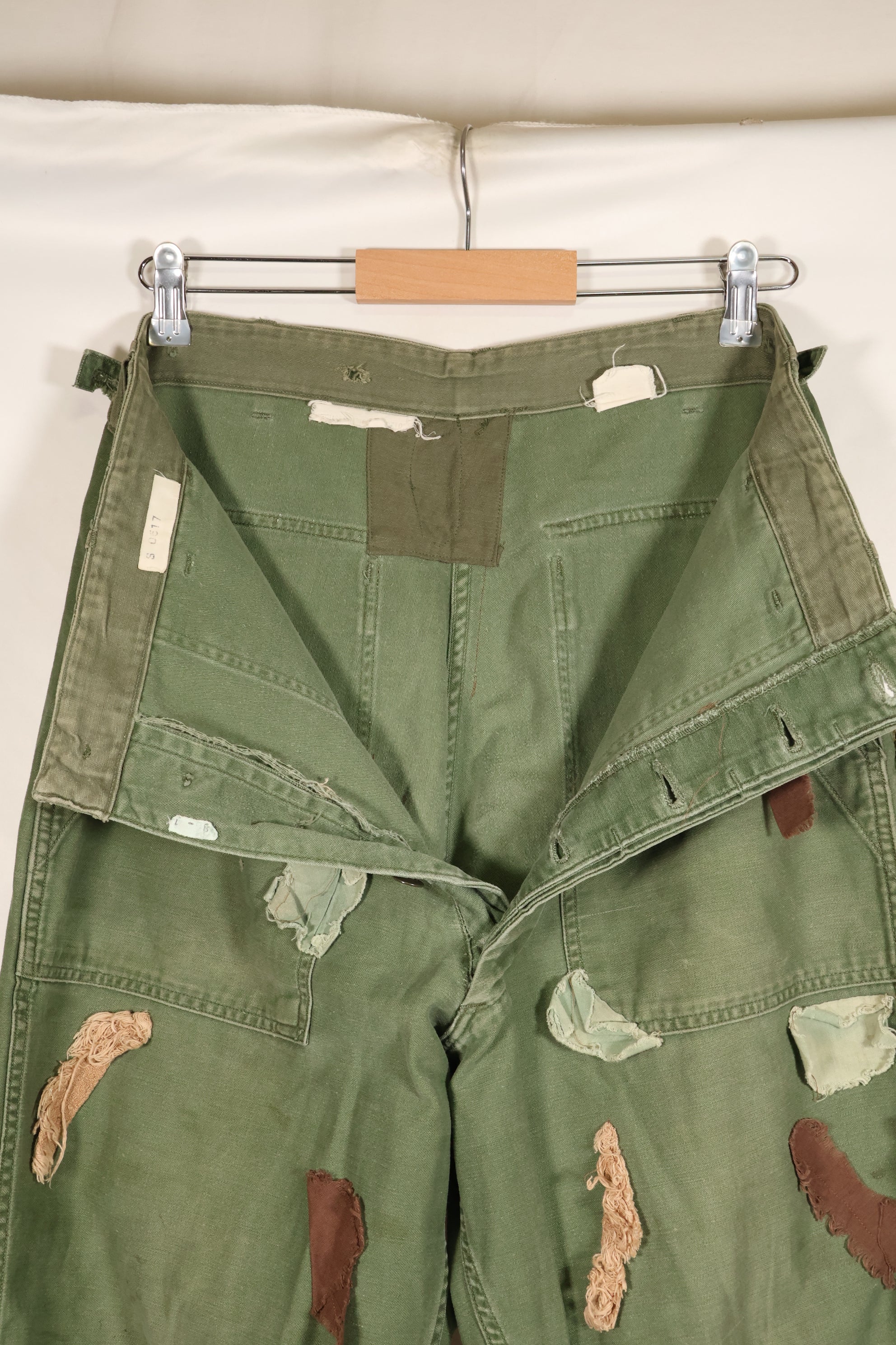 กางเกงยูทิลิตี้ MEDIUM OG-107 รุ่นต้นปี 1960, ประเภท I Baker Trousers, ลายพราง, ปรับเปลี่ยนสำหรับการใช้งานซุ่มยิง