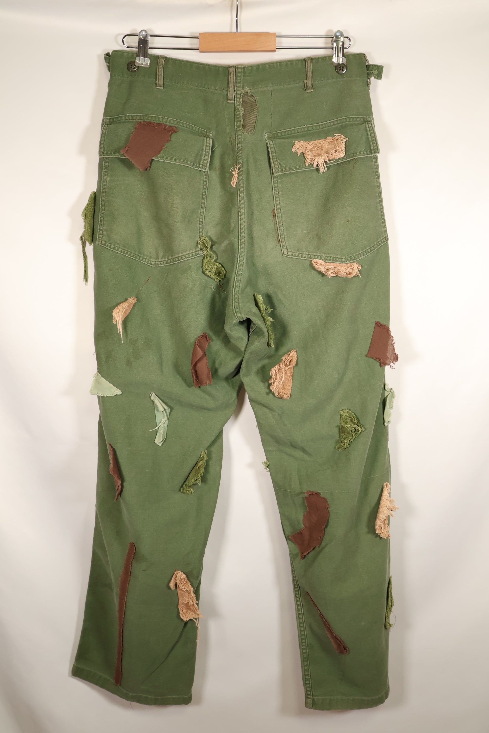 กางเกงยูทิลิตี้ MEDIUM OG-107 รุ่นต้นปี 1960, ประเภท I Baker Trousers, ลายพราง, ปรับเปลี่ยนสำหรับการใช้งานซุ่มยิง