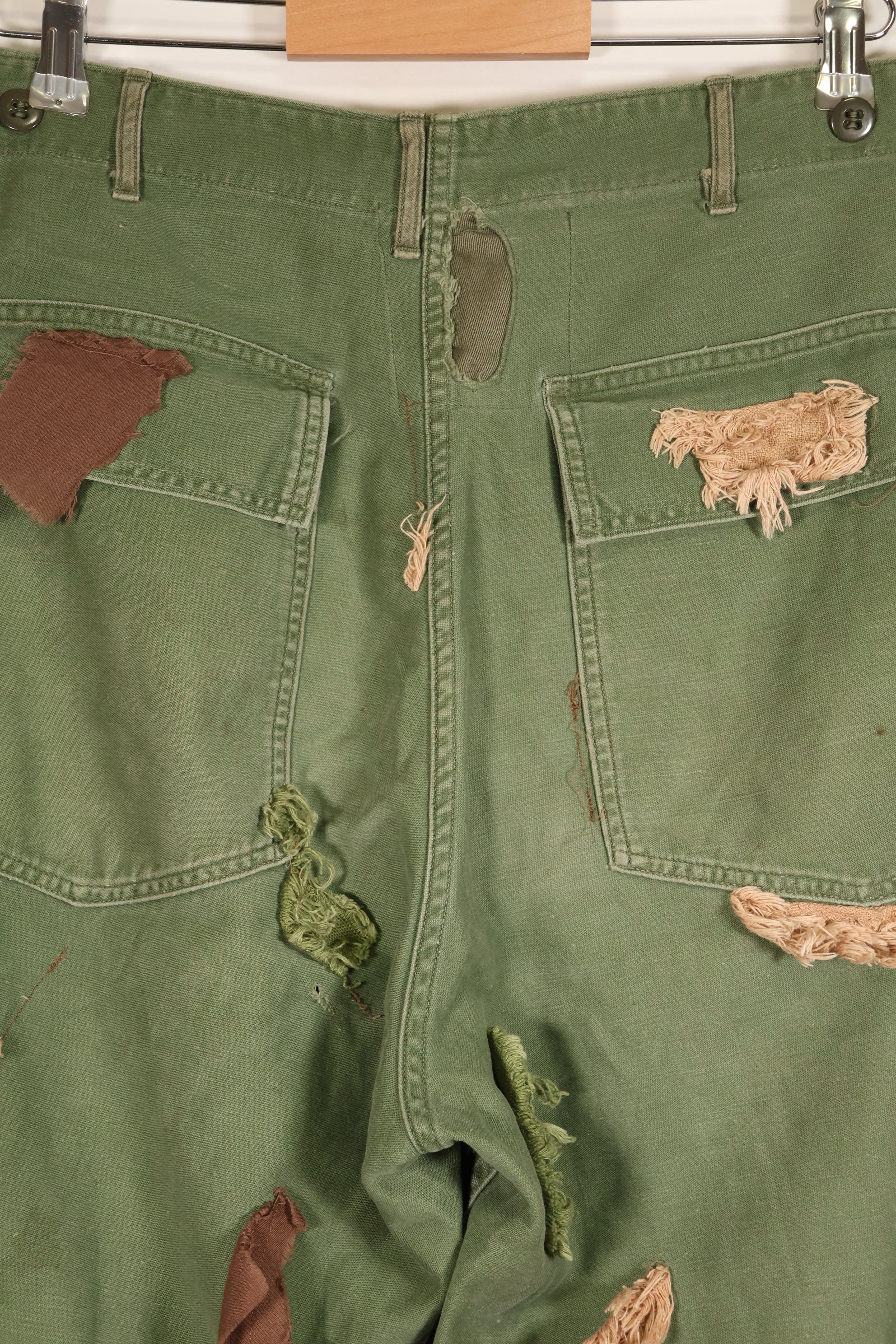 กางเกงยูทิลิตี้ MEDIUM OG-107 รุ่นต้นปี 1960, ประเภท I Baker Trousers, ลายพราง, ปรับเปลี่ยนสำหรับการใช้งานซุ่มยิง