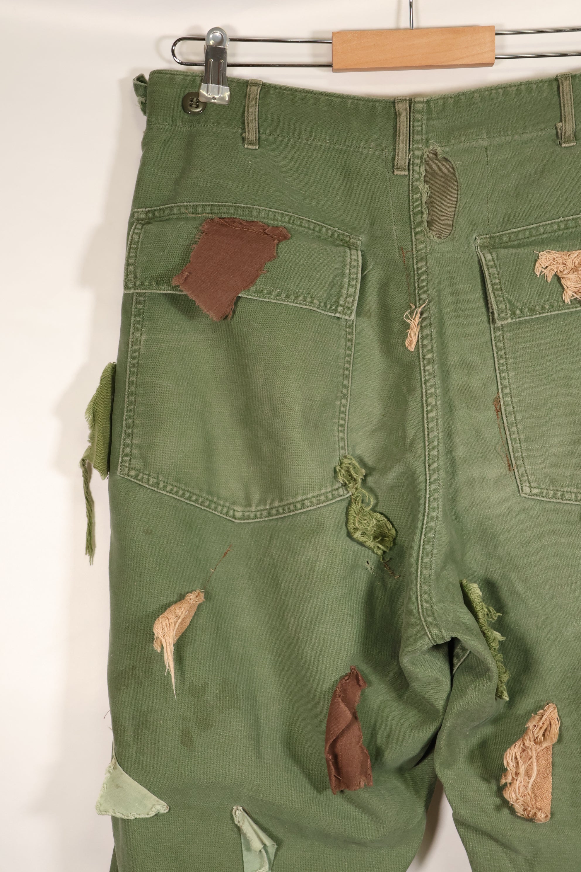 กางเกงยูทิลิตี้ MEDIUM OG-107 รุ่นต้นปี 1960, ประเภท I Baker Trousers, ลายพราง, ปรับเปลี่ยนสำหรับการใช้งานซุ่มยิง