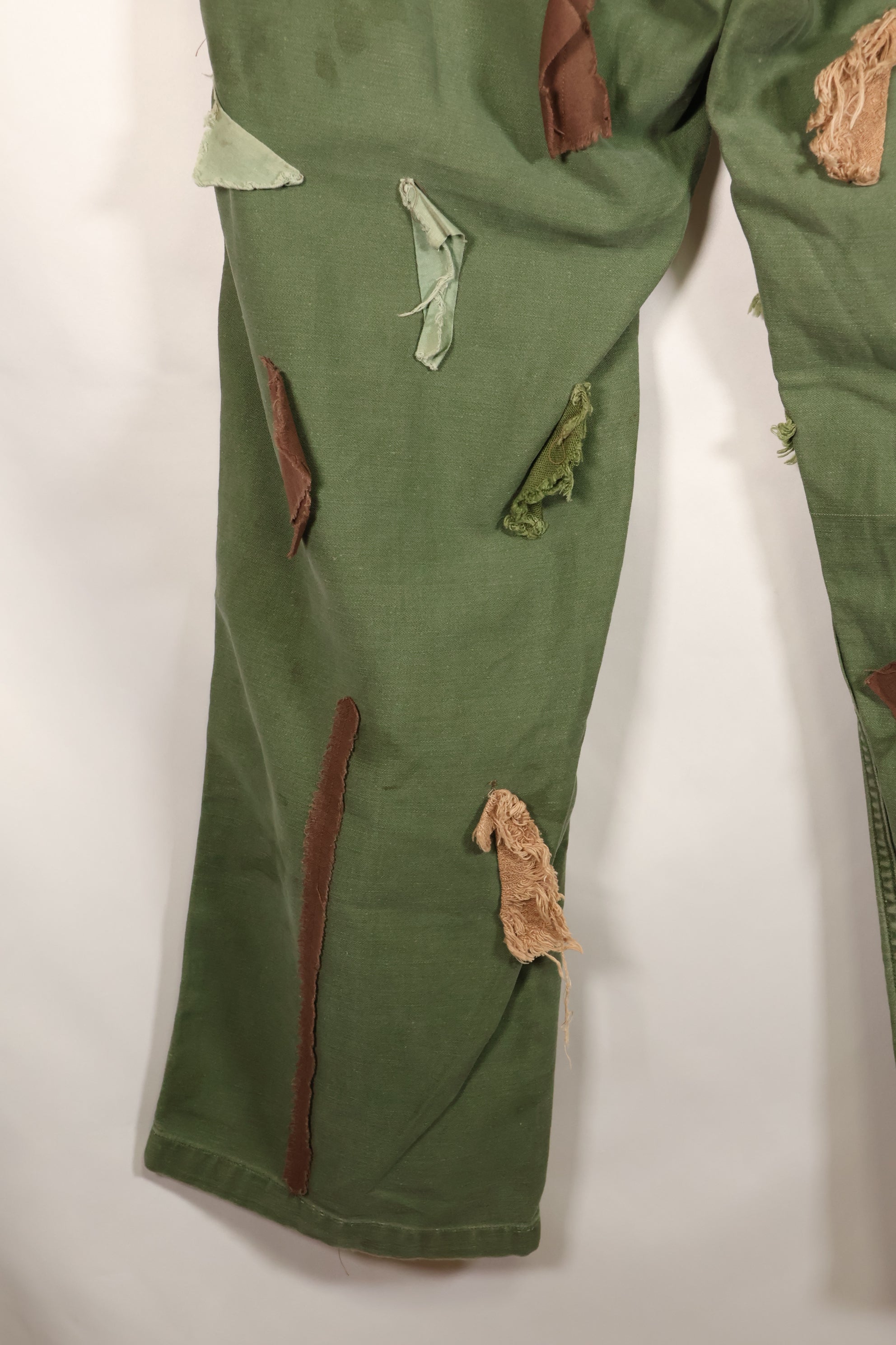 กางเกงยูทิลิตี้ MEDIUM OG-107 รุ่นต้นปี 1960, ประเภท I Baker Trousers, ลายพราง, ปรับเปลี่ยนสำหรับการใช้งานซุ่มยิง