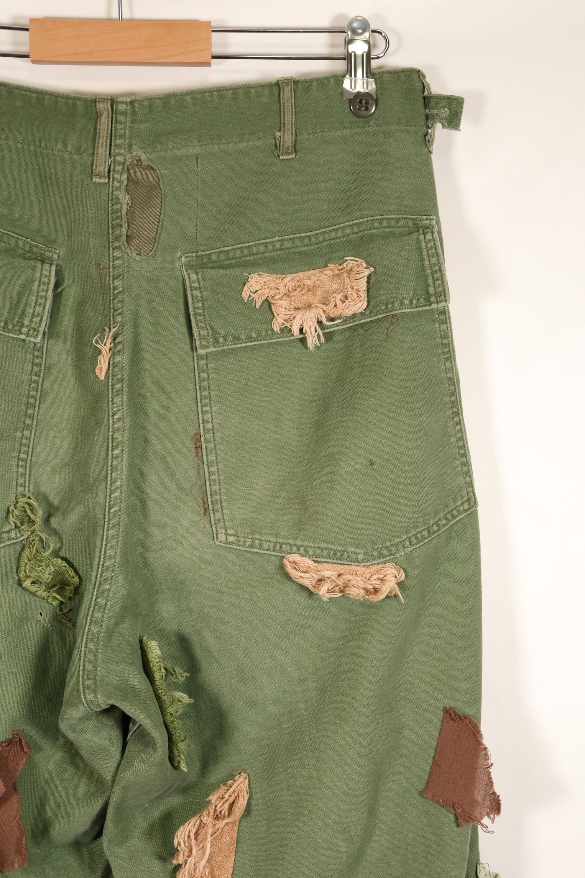 กางเกงยูทิลิตี้ MEDIUM OG-107 รุ่นต้นปี 1960, ประเภท I Baker Trousers, ลายพราง, ปรับเปลี่ยนสำหรับการใช้งานซุ่มยิง