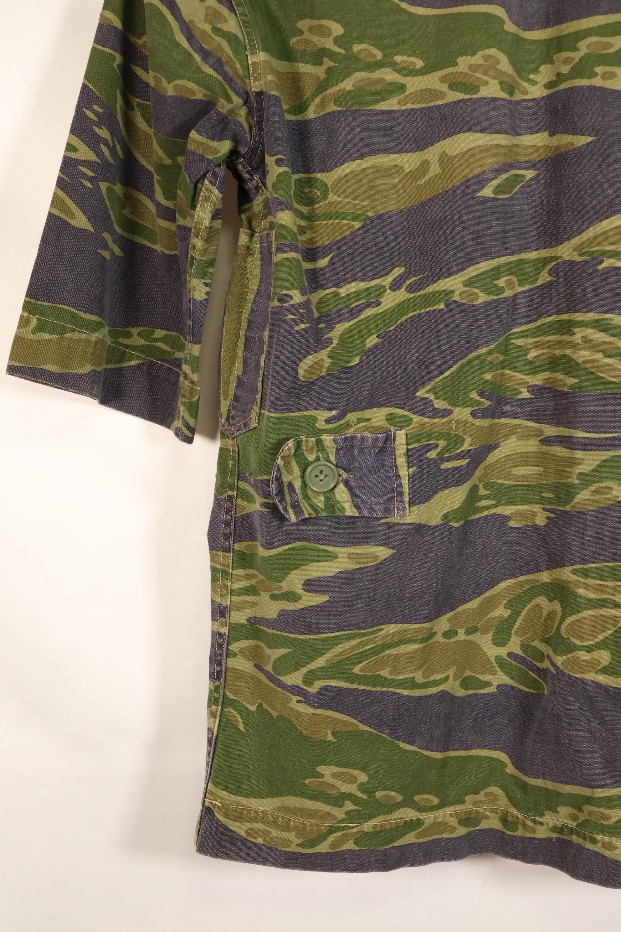 ผ้าแท้ ผลิตหลังสงคราม กองทัพเรือเวียดนามใต้ (VNMC) แบบที่ 5 เสื้อลายเสือ มือสอง