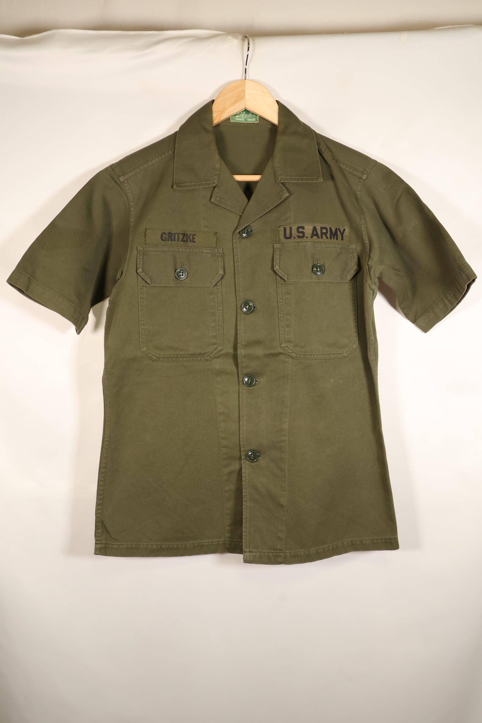 ประมาณปลายทศวรรษ 1960; ผลิตในญี่ปุ่น; แบรนด์ Taylor; เสื้อยูทิลิตี้ OG-107; ฐานทัพอากาศโยโกตา; มือสอง