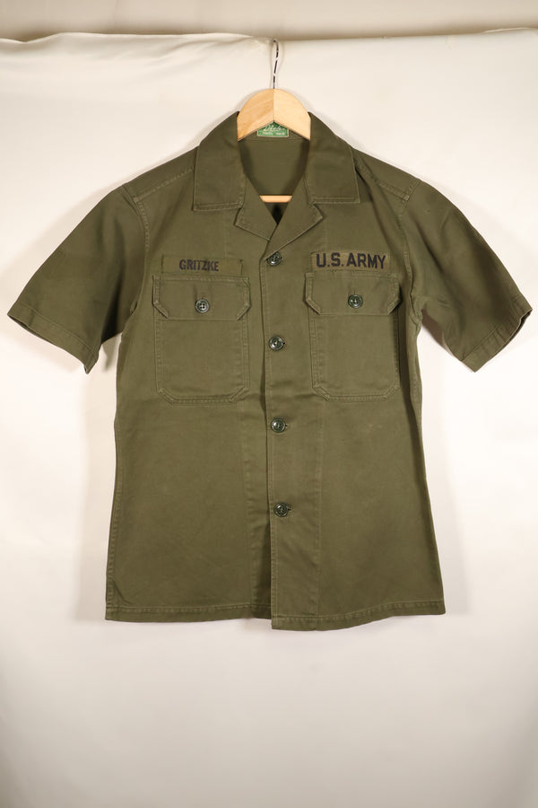 ประมาณปลายทศวรรษ 1960; ผลิตในญี่ปุ่น; แบรนด์ Taylor; เสื้อยูทิลิตี้ OG-107; ฐานทัพอากาศโยโกตา; มือสอง