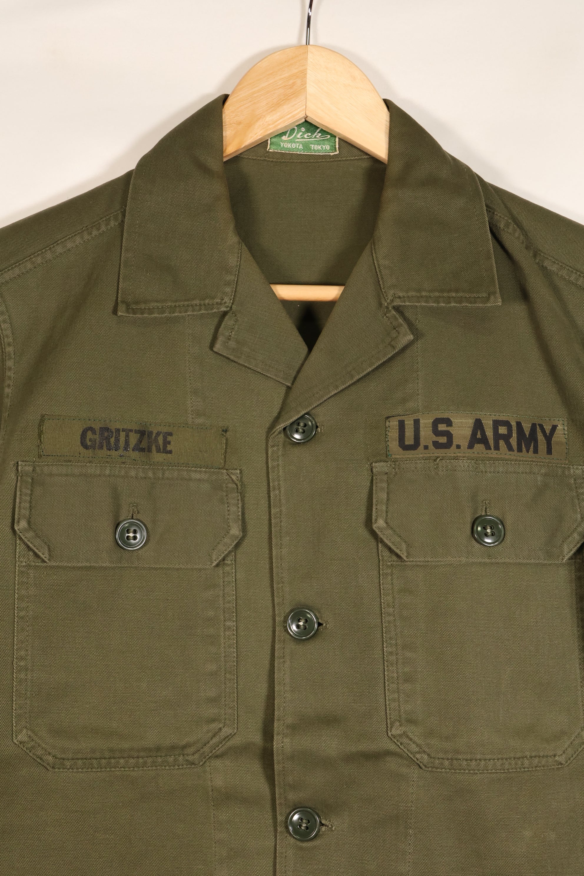 ประมาณปลายทศวรรษ 1960; ผลิตในญี่ปุ่น; แบรนด์ Taylor; เสื้อยูทิลิตี้ OG-107; ฐานทัพอากาศโยโกตา; มือสอง