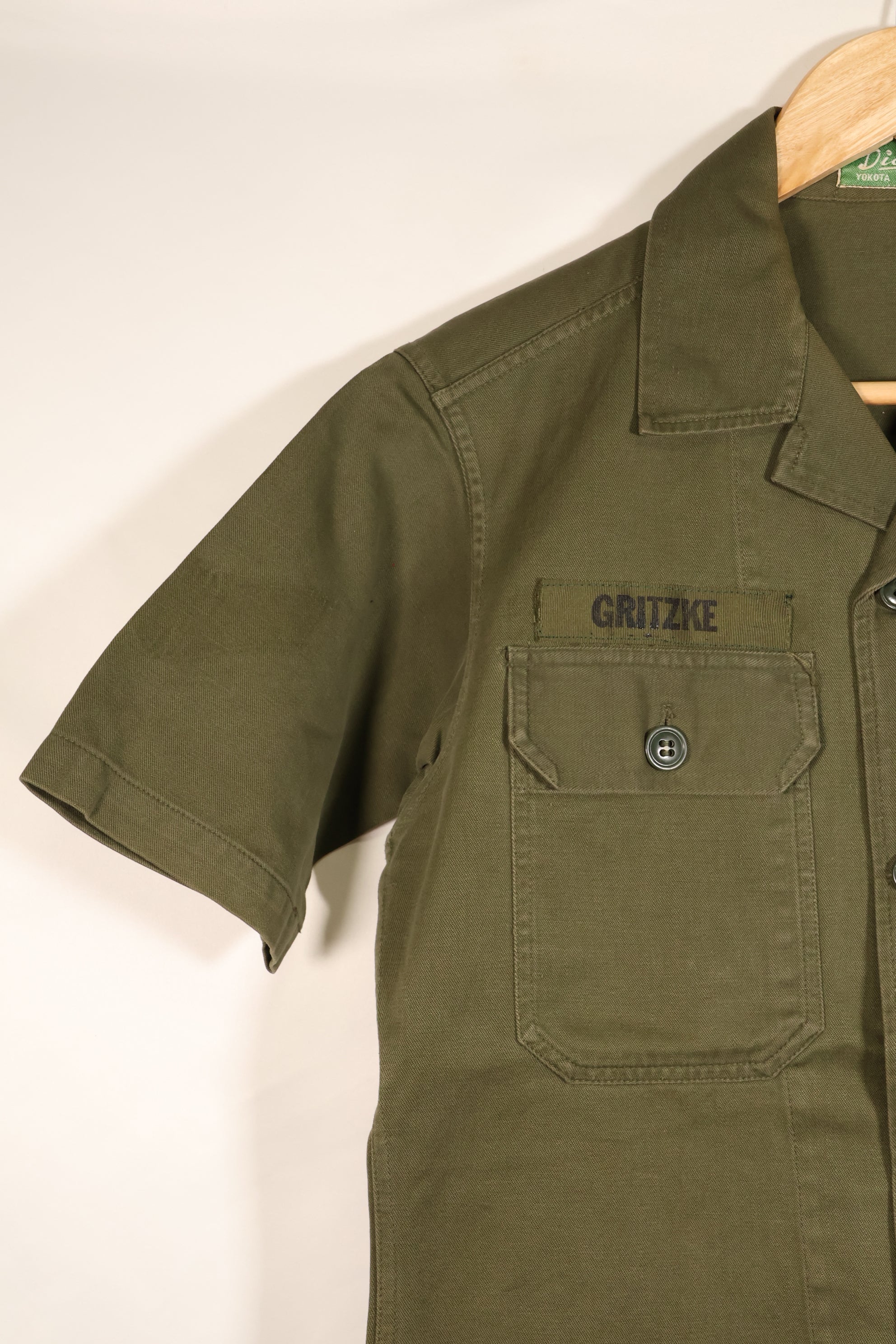 ประมาณปลายทศวรรษ 1960; ผลิตในญี่ปุ่น; แบรนด์ Taylor; เสื้อยูทิลิตี้ OG-107; ฐานทัพอากาศโยโกตา; มือสอง