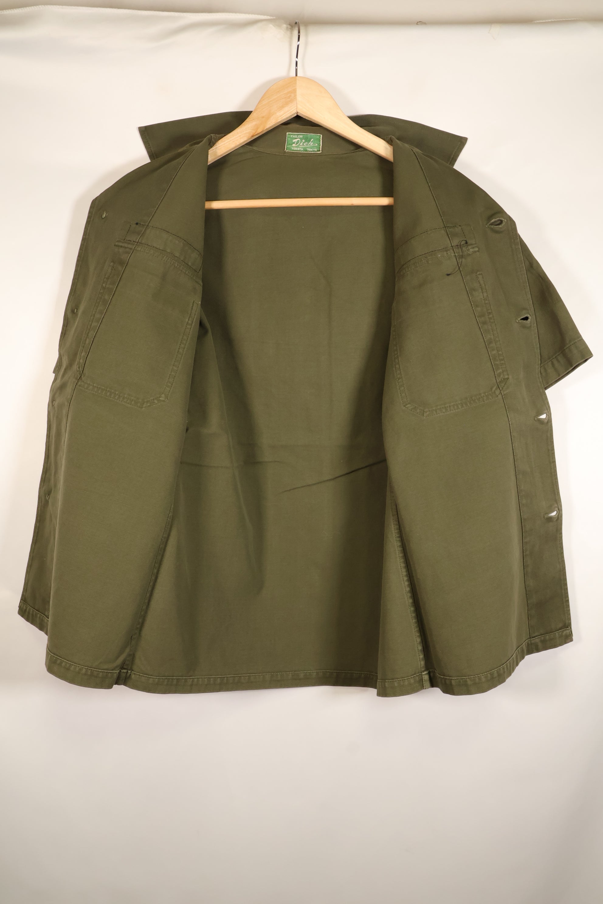 ประมาณปลายทศวรรษ 1960; ผลิตในญี่ปุ่น; แบรนด์ Taylor; เสื้อยูทิลิตี้ OG-107; ฐานทัพอากาศโยโกตา; มือสอง