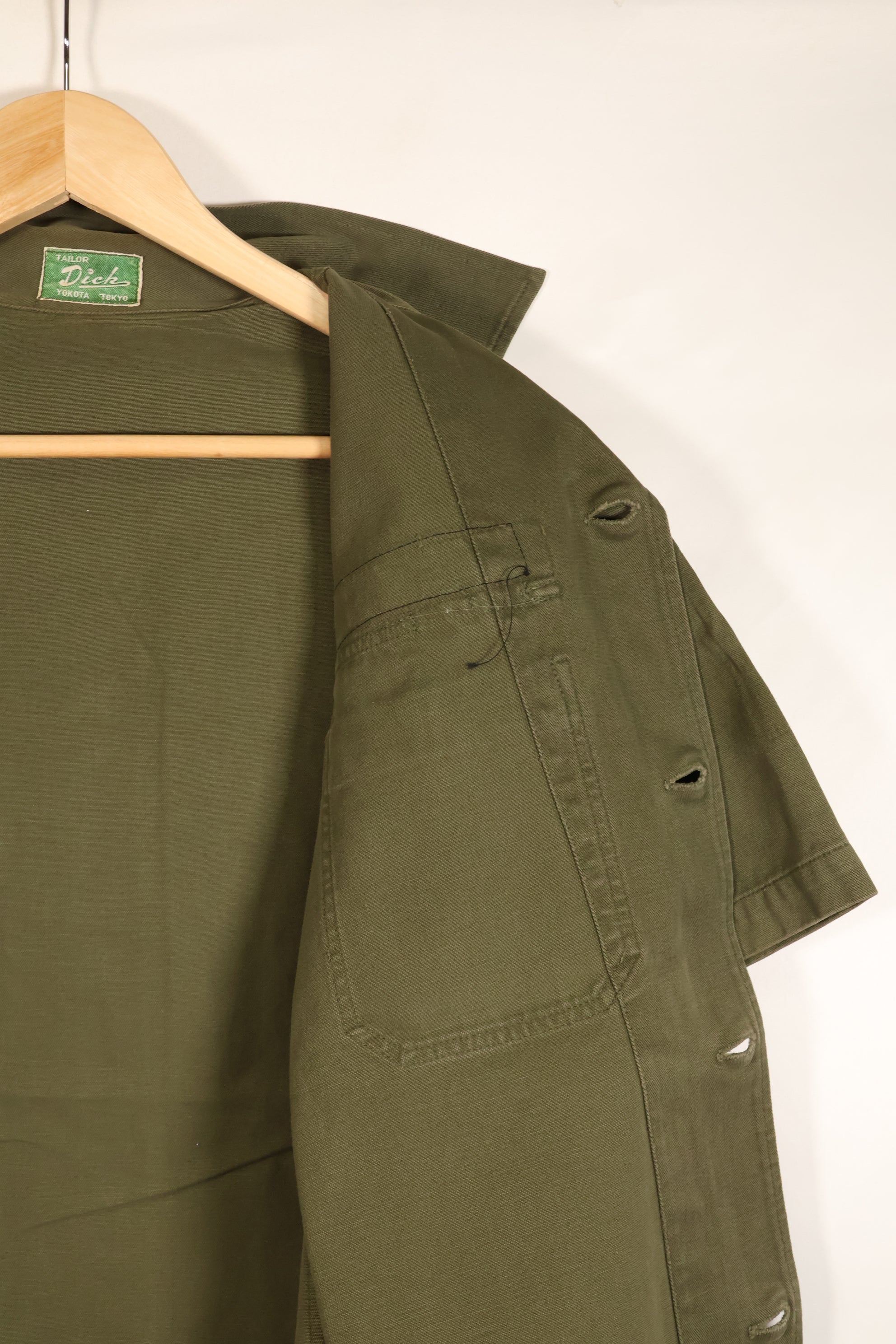 ประมาณปลายทศวรรษ 1960; ผลิตในญี่ปุ่น; แบรนด์ Taylor; เสื้อยูทิลิตี้ OG-107; ฐานทัพอากาศโยโกตา; มือสอง