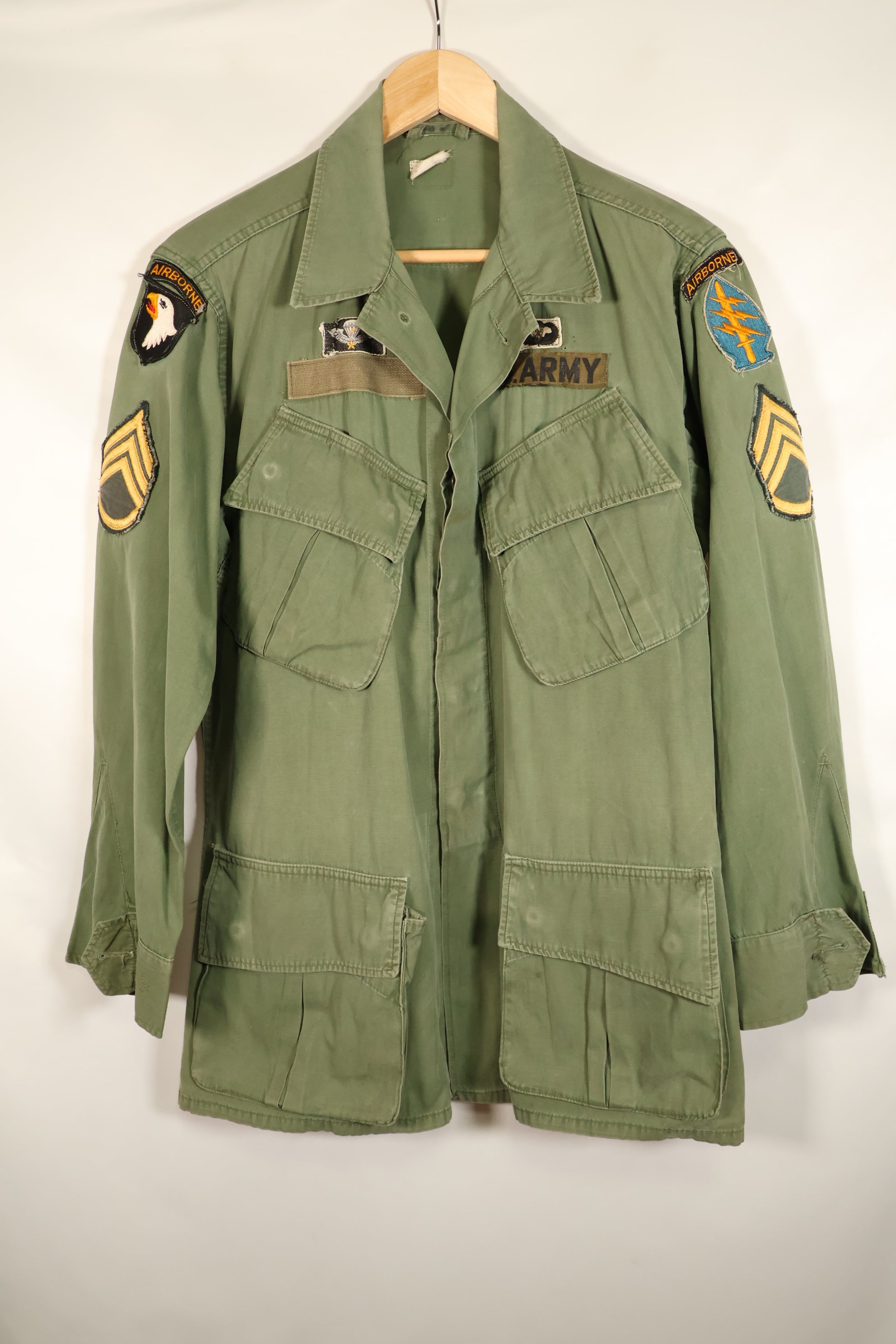 สัญญาประมาณปี 1966–67: เสื้อแจ็คเก็ตพรางลายพรางป่า รุ่นที่ 3 ของ S-R, หมวกเบเรต์สีเขียว, มือสอง