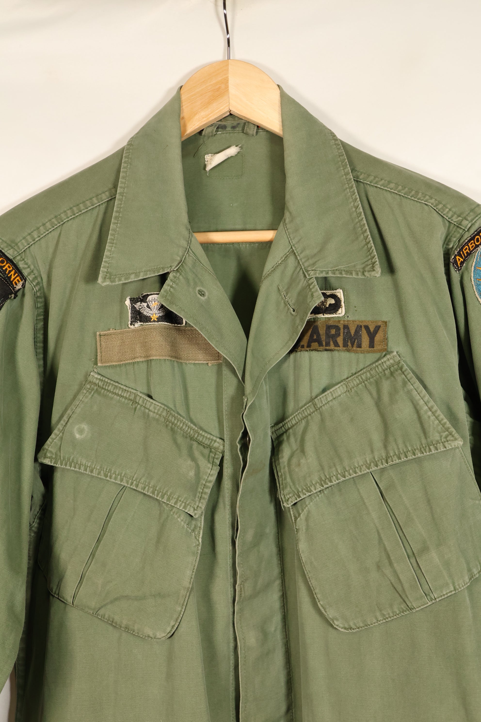 สัญญาประมาณปี 1966–67: เสื้อแจ็คเก็ตพรางลายพรางป่า รุ่นที่ 3 ของ S-R, หมวกเบเรต์สีเขียว, มือสอง