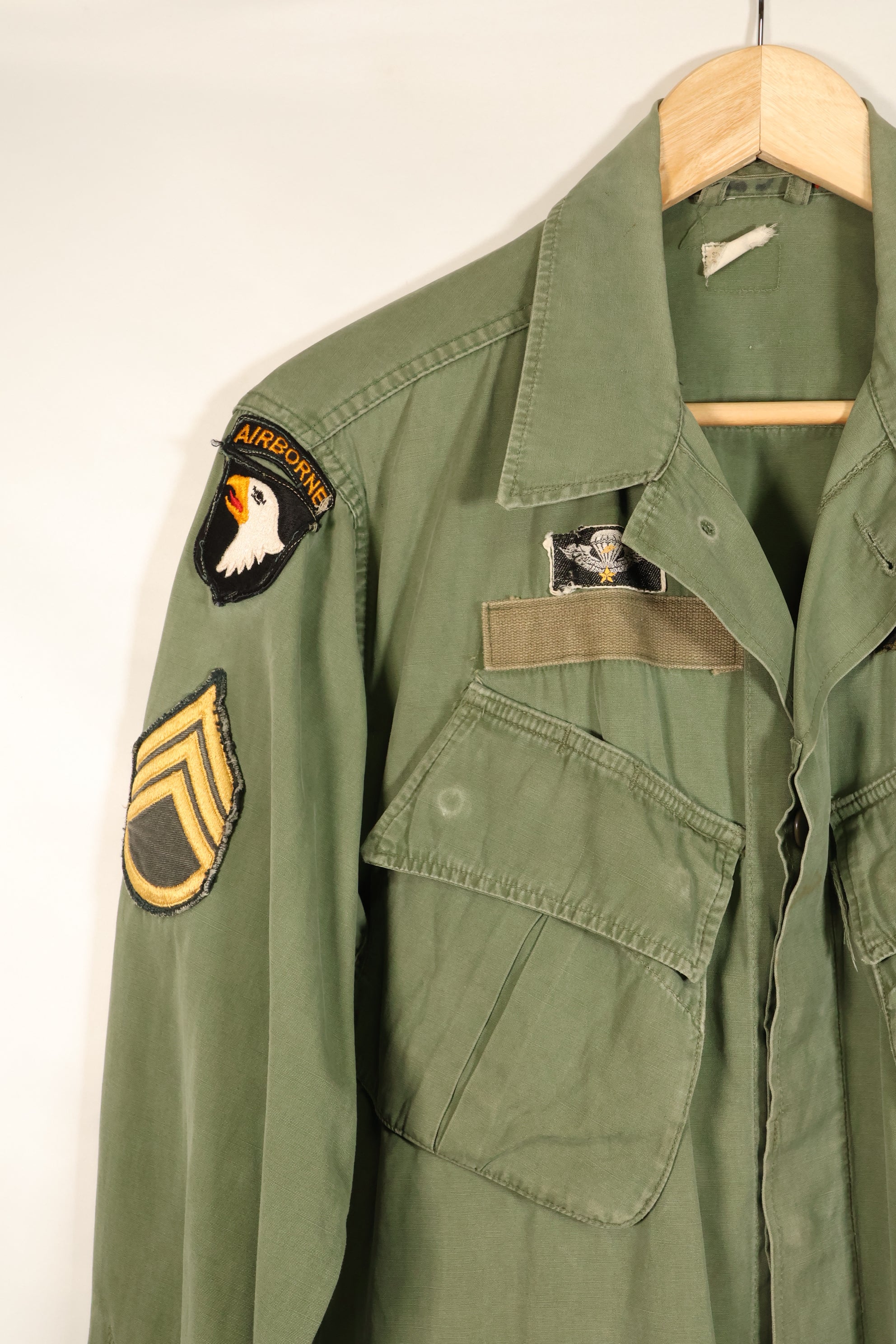 สัญญาประมาณปี 1966–67: เสื้อแจ็คเก็ตพรางลายพรางป่า รุ่นที่ 3 ของ S-R, หมวกเบเรต์สีเขียว, มือสอง