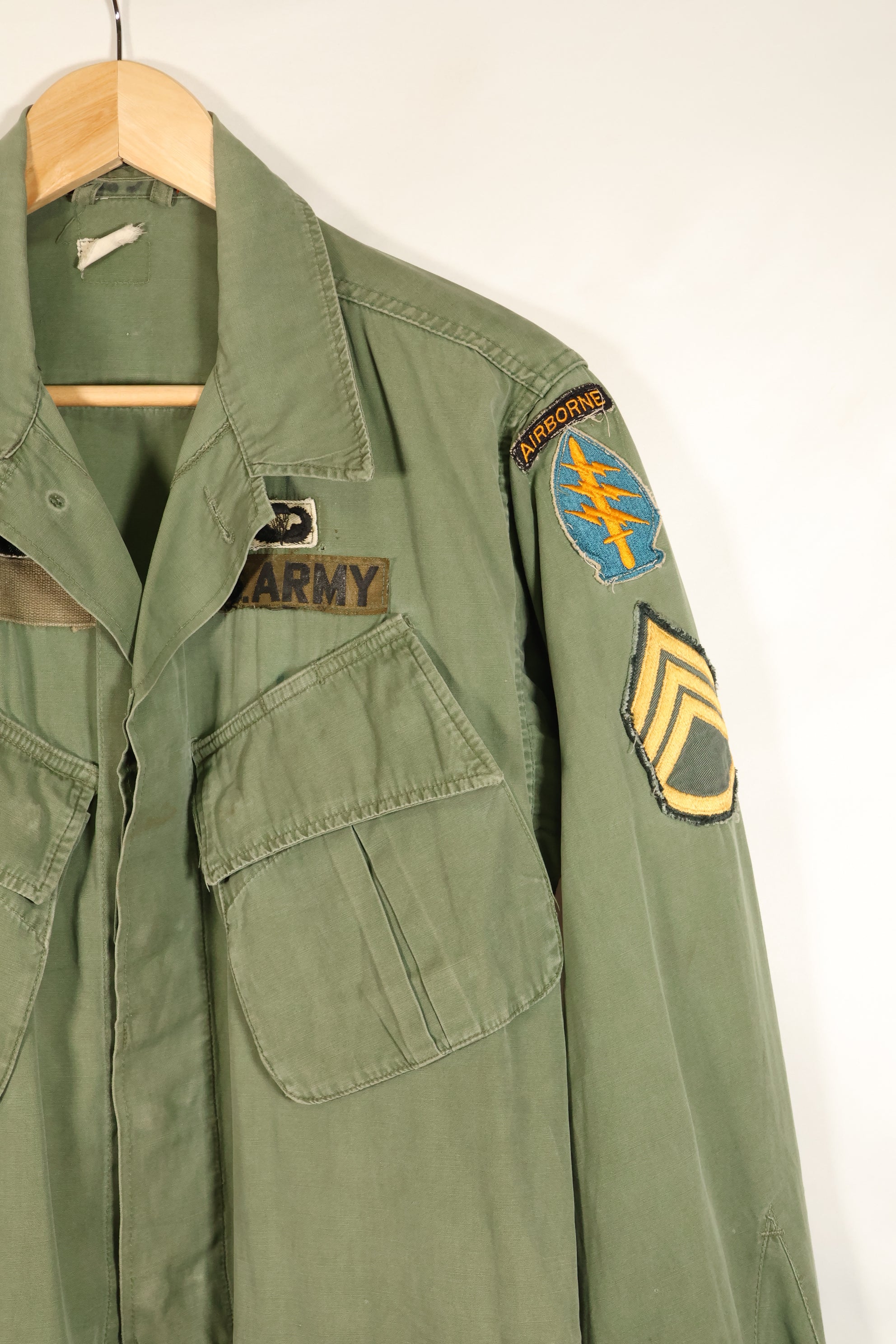 สัญญาประมาณปี 1966–67: เสื้อแจ็คเก็ตพรางลายพรางป่า รุ่นที่ 3 ของ S-R, หมวกเบเรต์สีเขียว, มือสอง