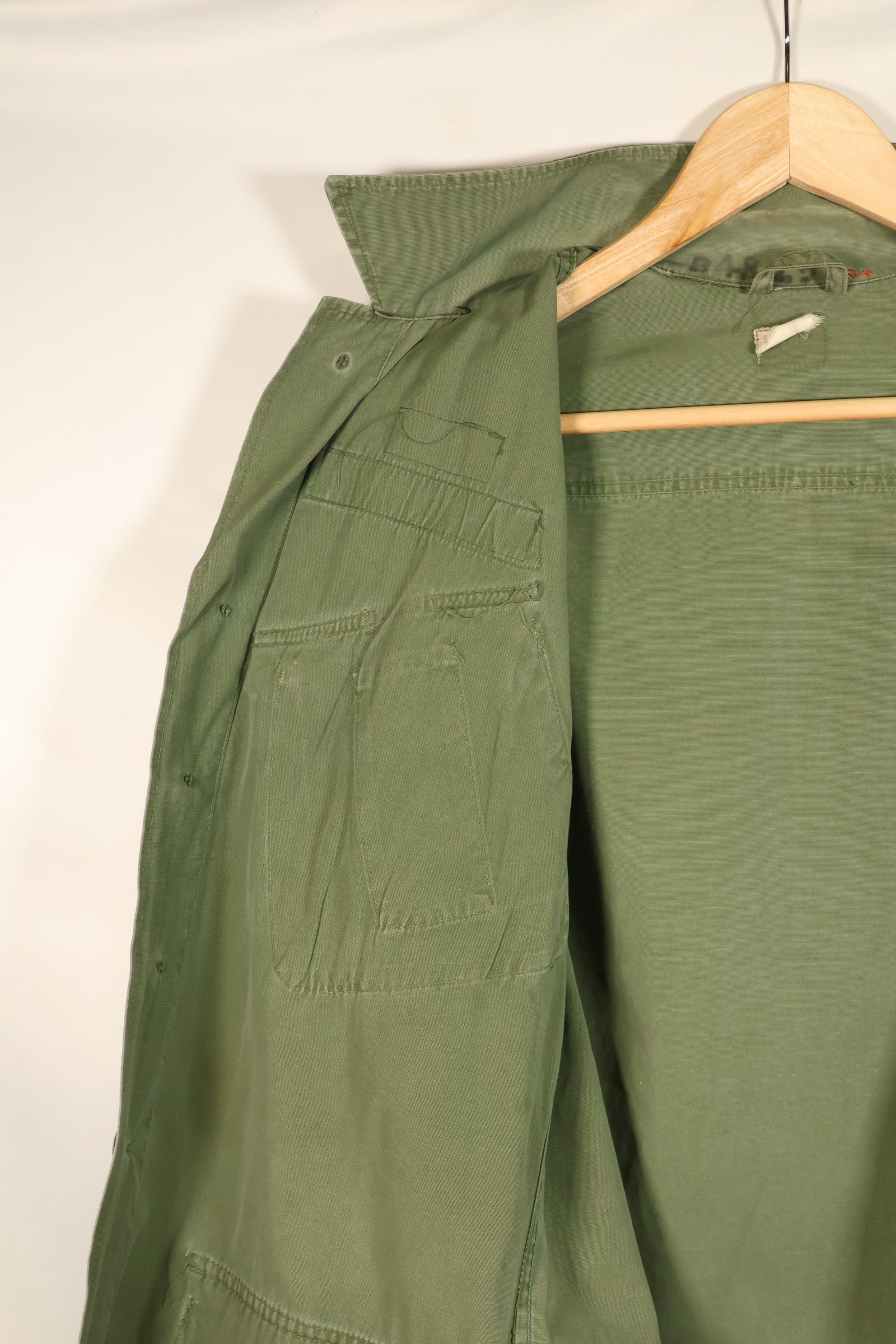 สัญญาประมาณปี 1966–67: เสื้อแจ็คเก็ตพรางลายพรางป่า รุ่นที่ 3 ของ S-R, หมวกเบเรต์สีเขียว, มือสอง